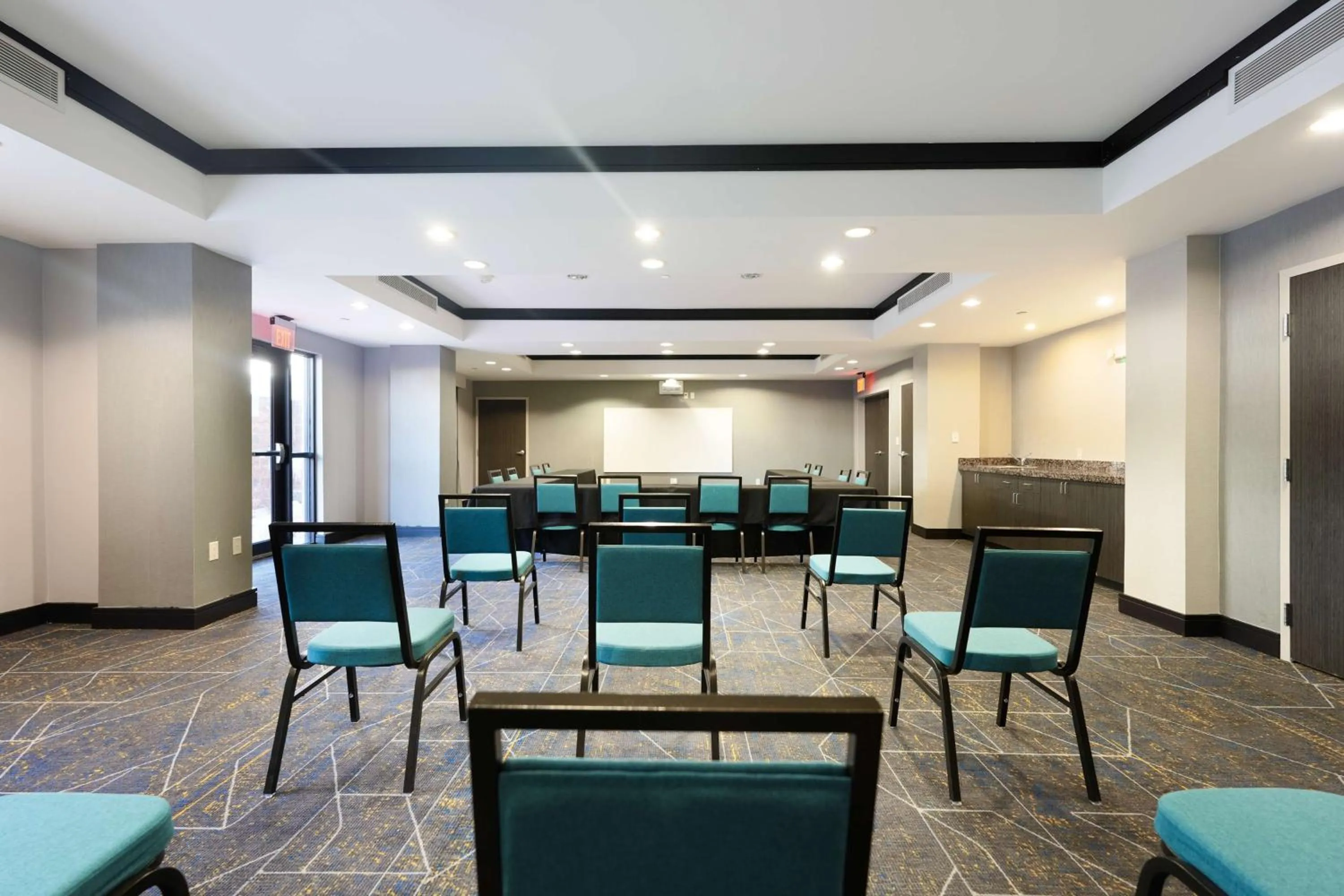 Bedroom in Hampton Inn and Suites Tulsa Central