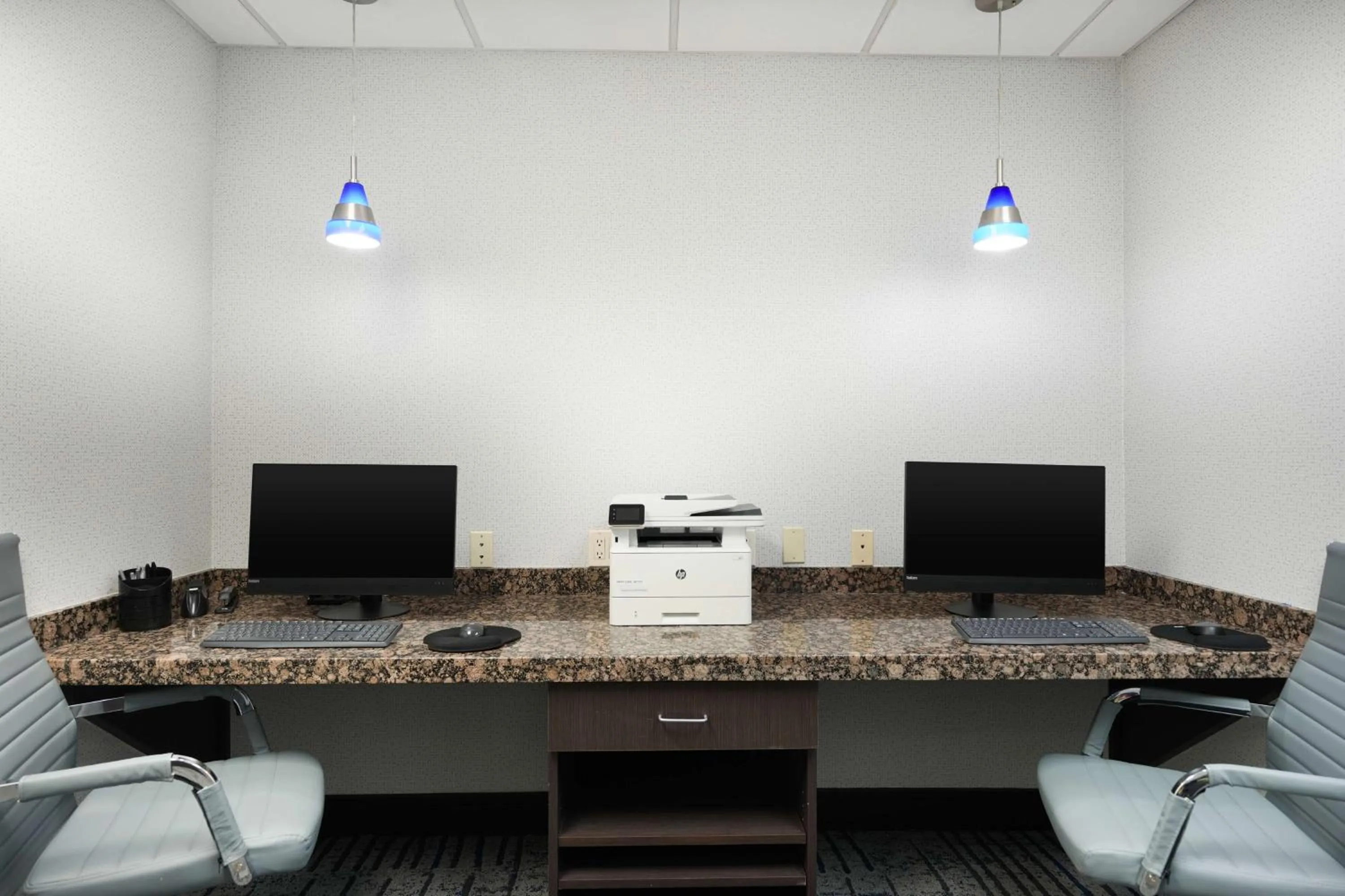 Business facilities in Hampton Inn and Suites Tulsa Central