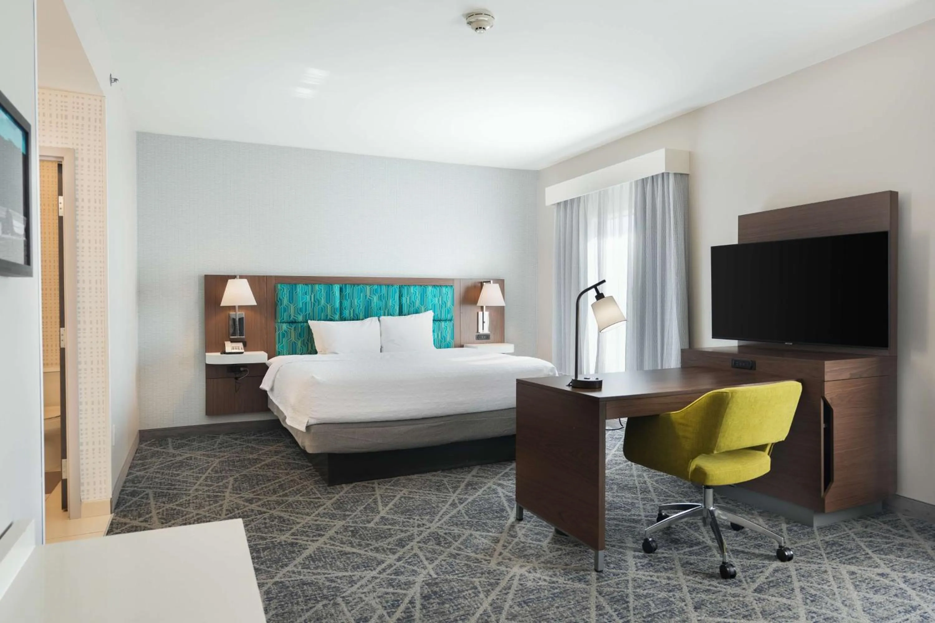Bedroom, Bed in Hampton Inn and Suites Tulsa Central
