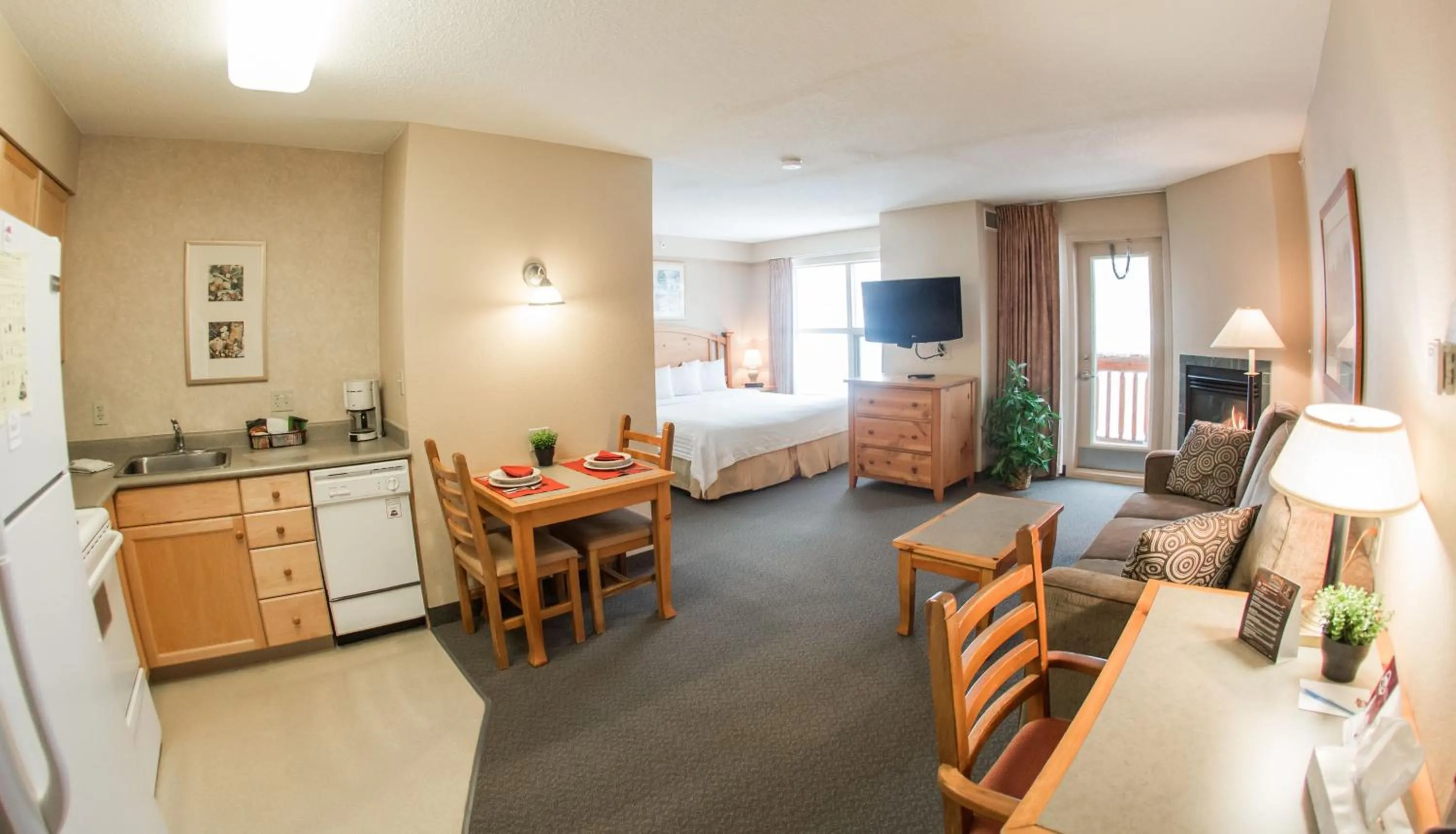 Photo of the whole room, Bed in Trickle Creek Lodge