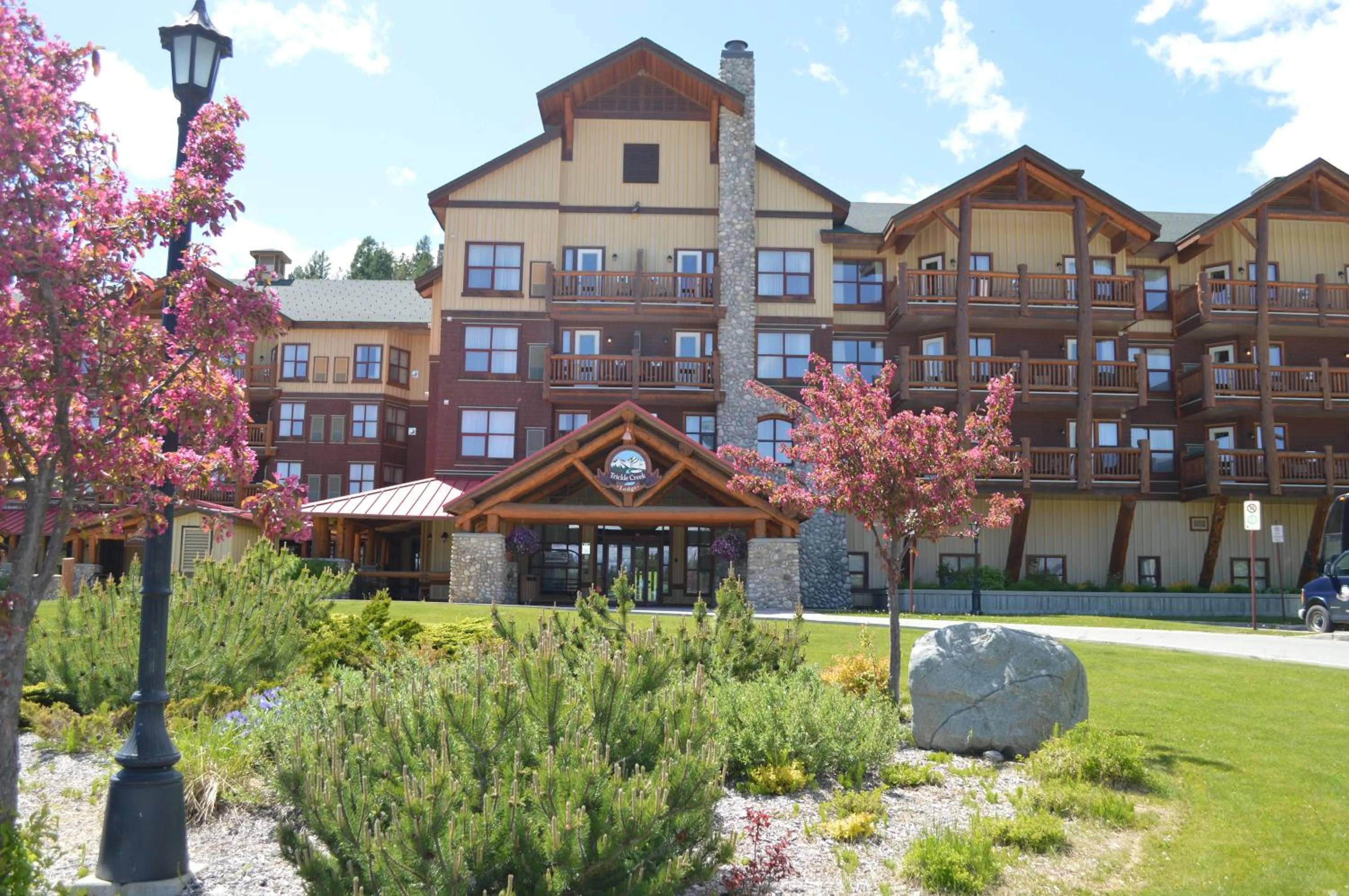 Facade/entrance in Trickle Creek Lodge