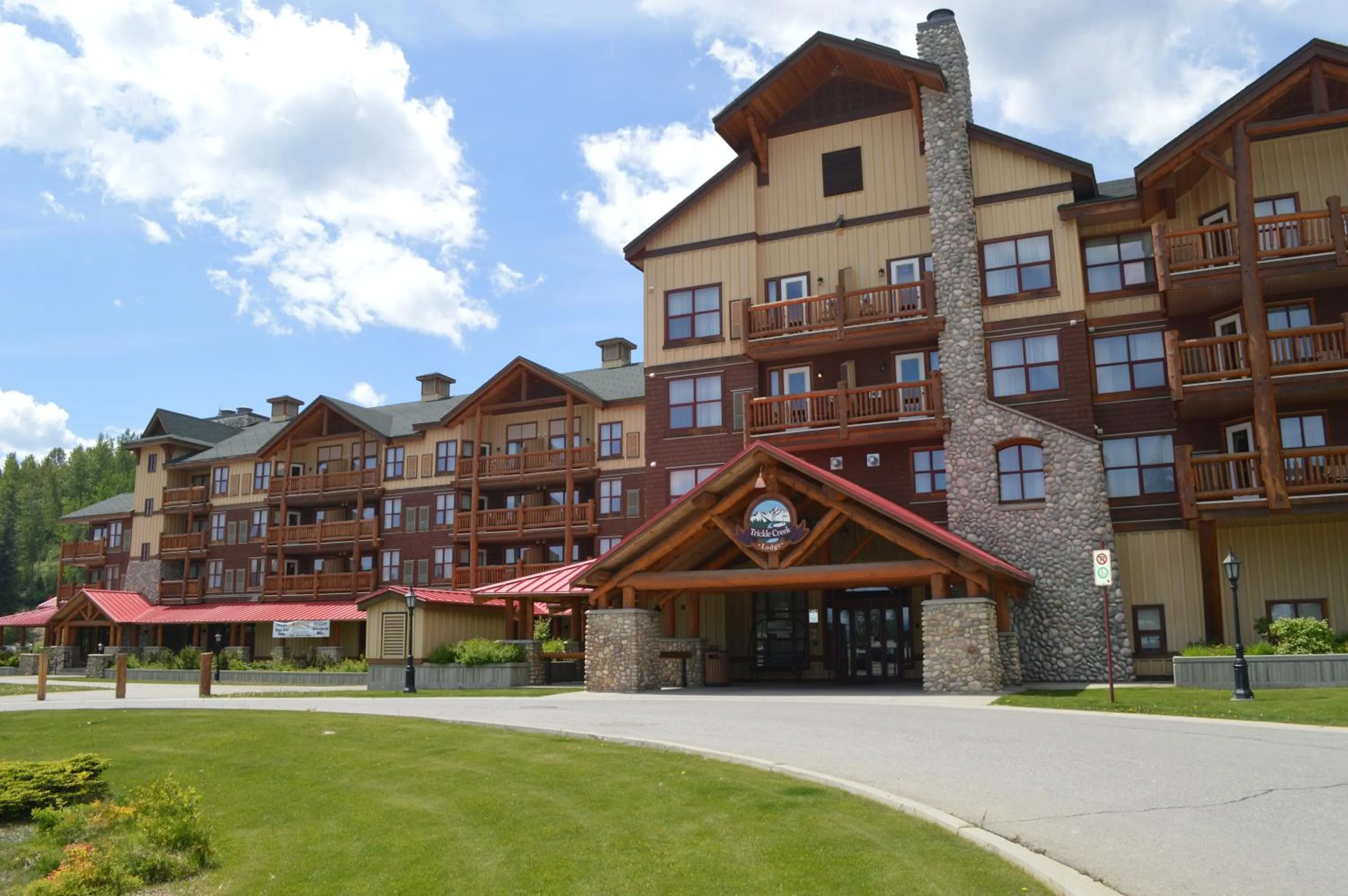 Facade/entrance in Trickle Creek Lodge