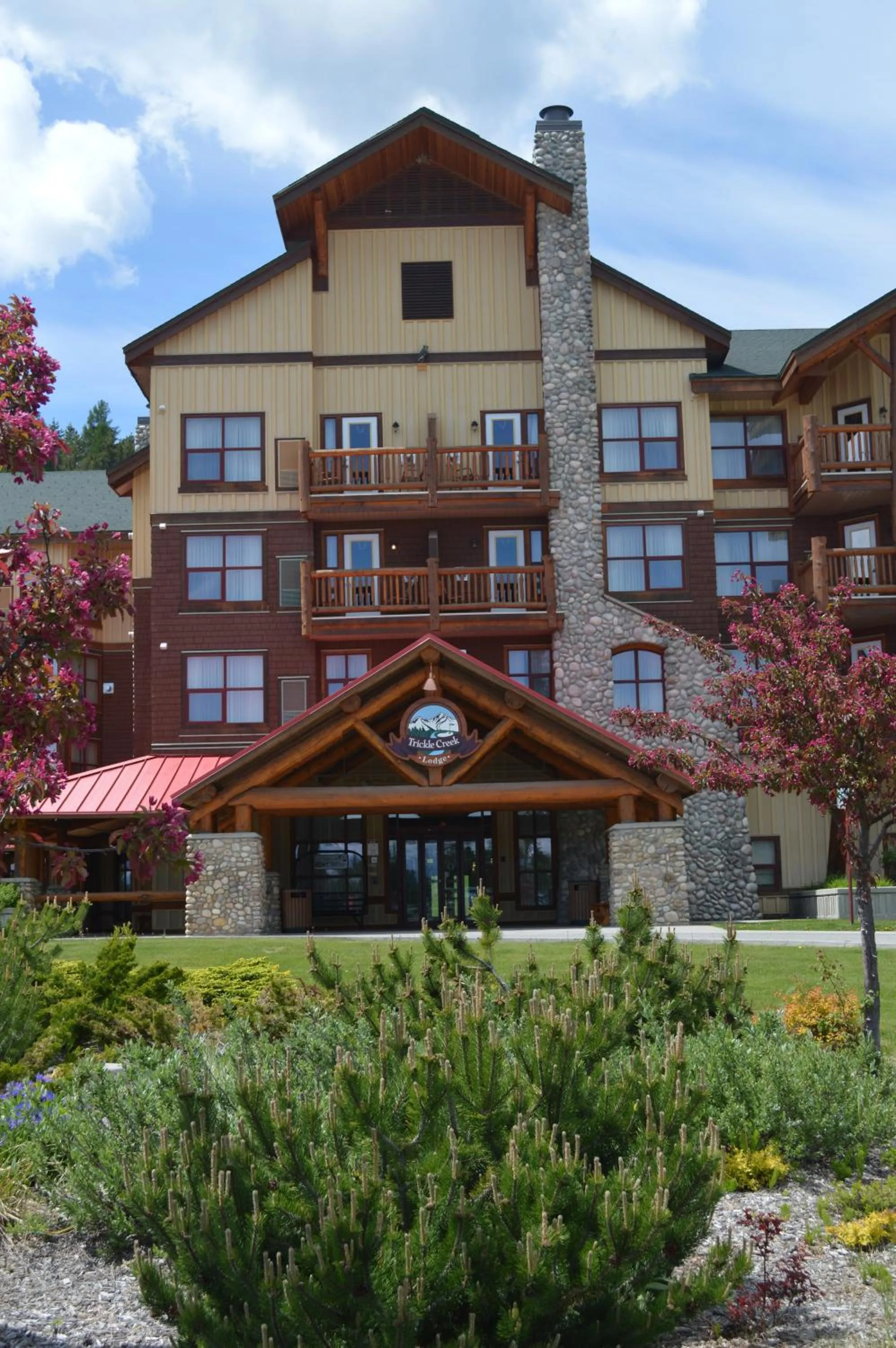 Facade/entrance in Trickle Creek Lodge
