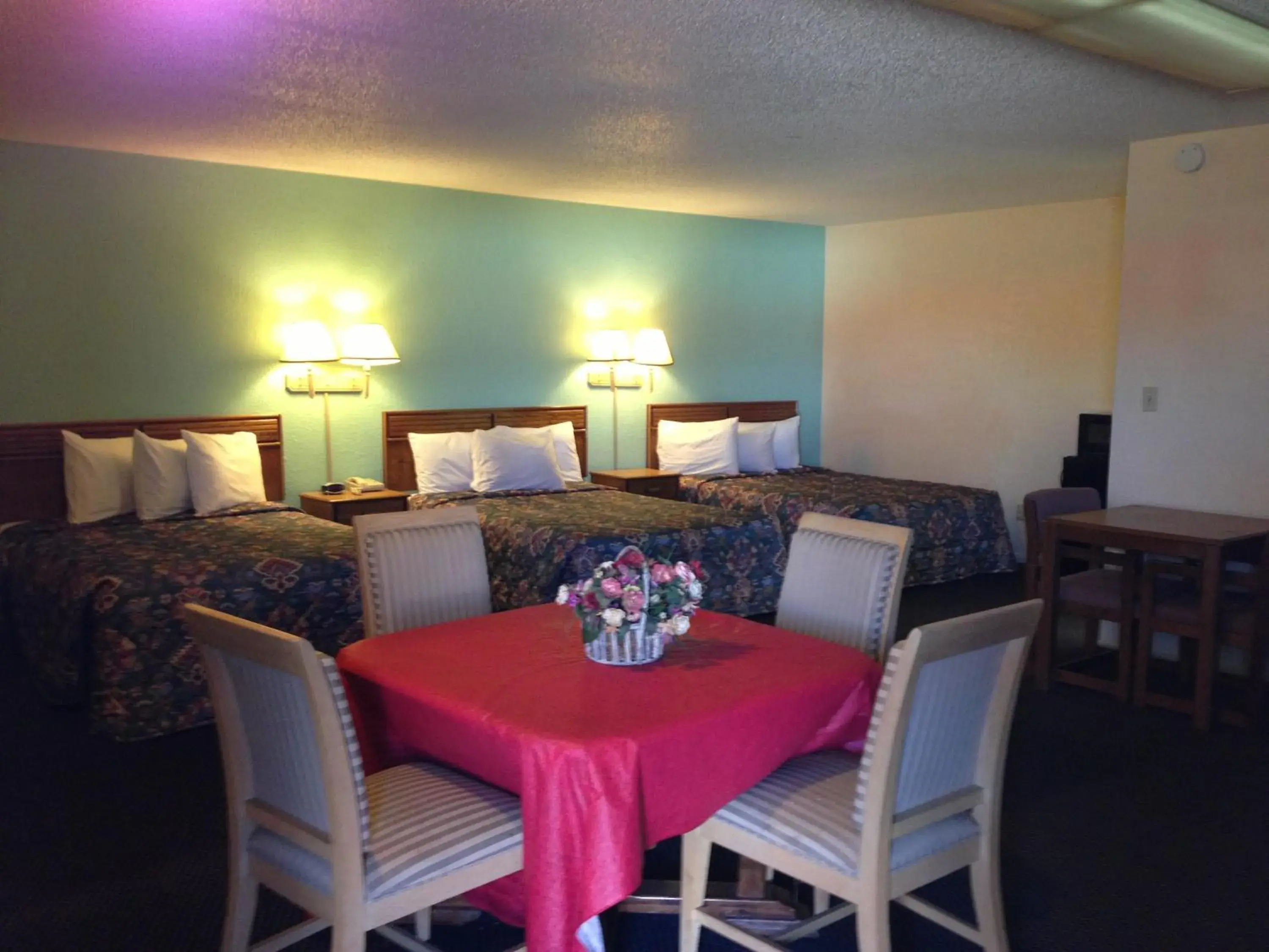 Three-Bedroom Suite in Super 7 Inn-Siloam Springs Three-Bedroom Suite in Super 7 Inn-Siloam Springs
