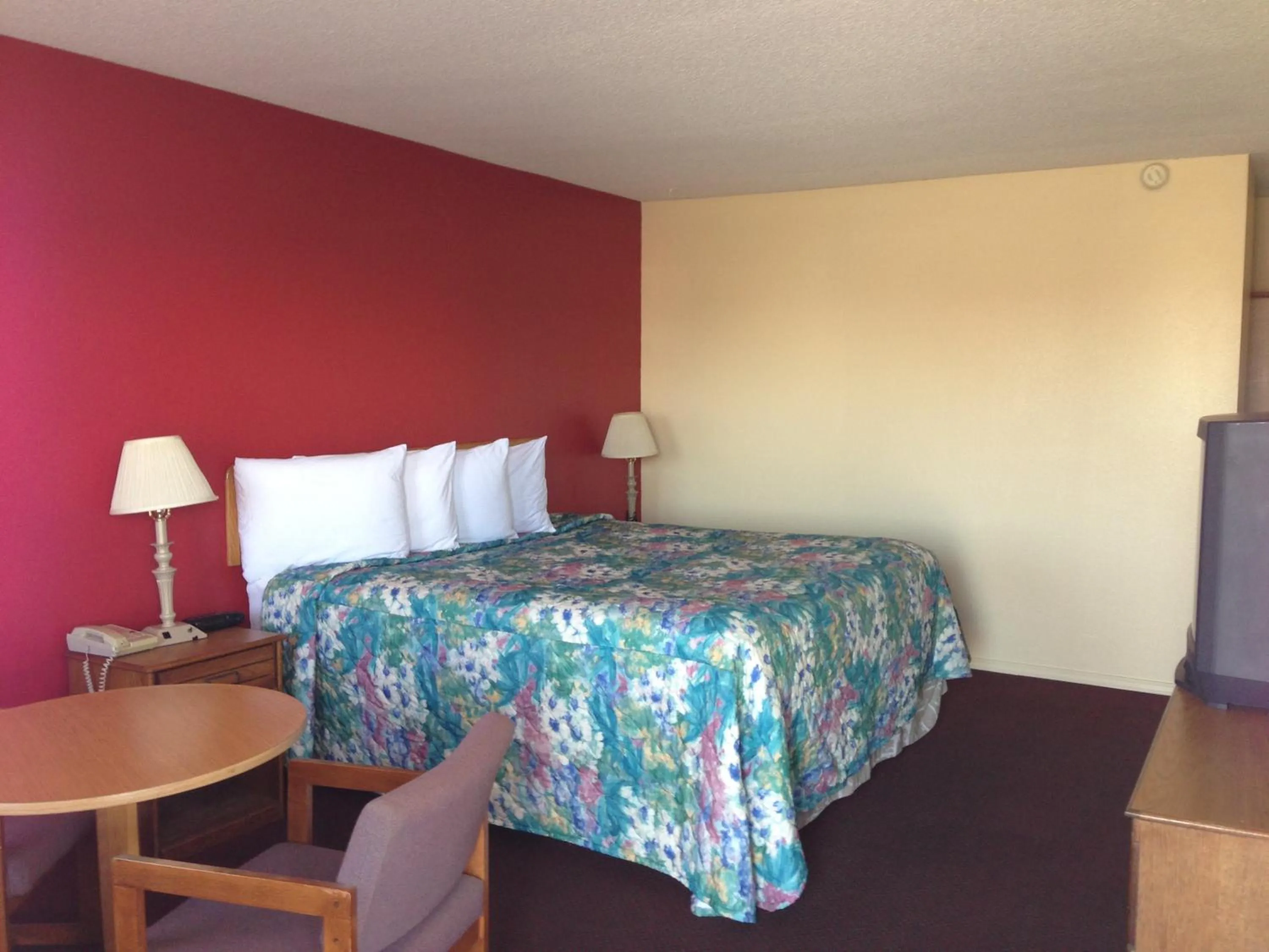 Bed in Super 7 Inn-Siloam Springs