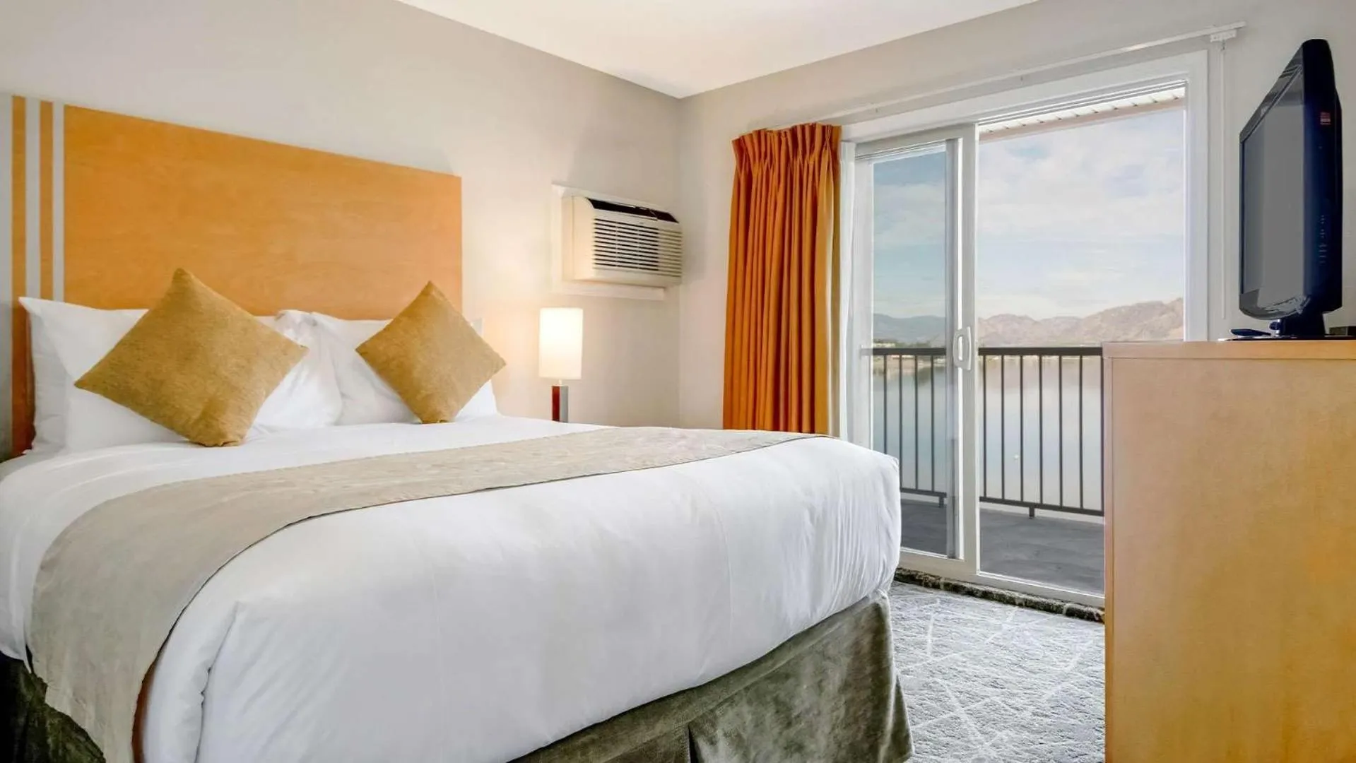 Photo of the whole room, Bed in Coast Osoyoos Beach Hotel