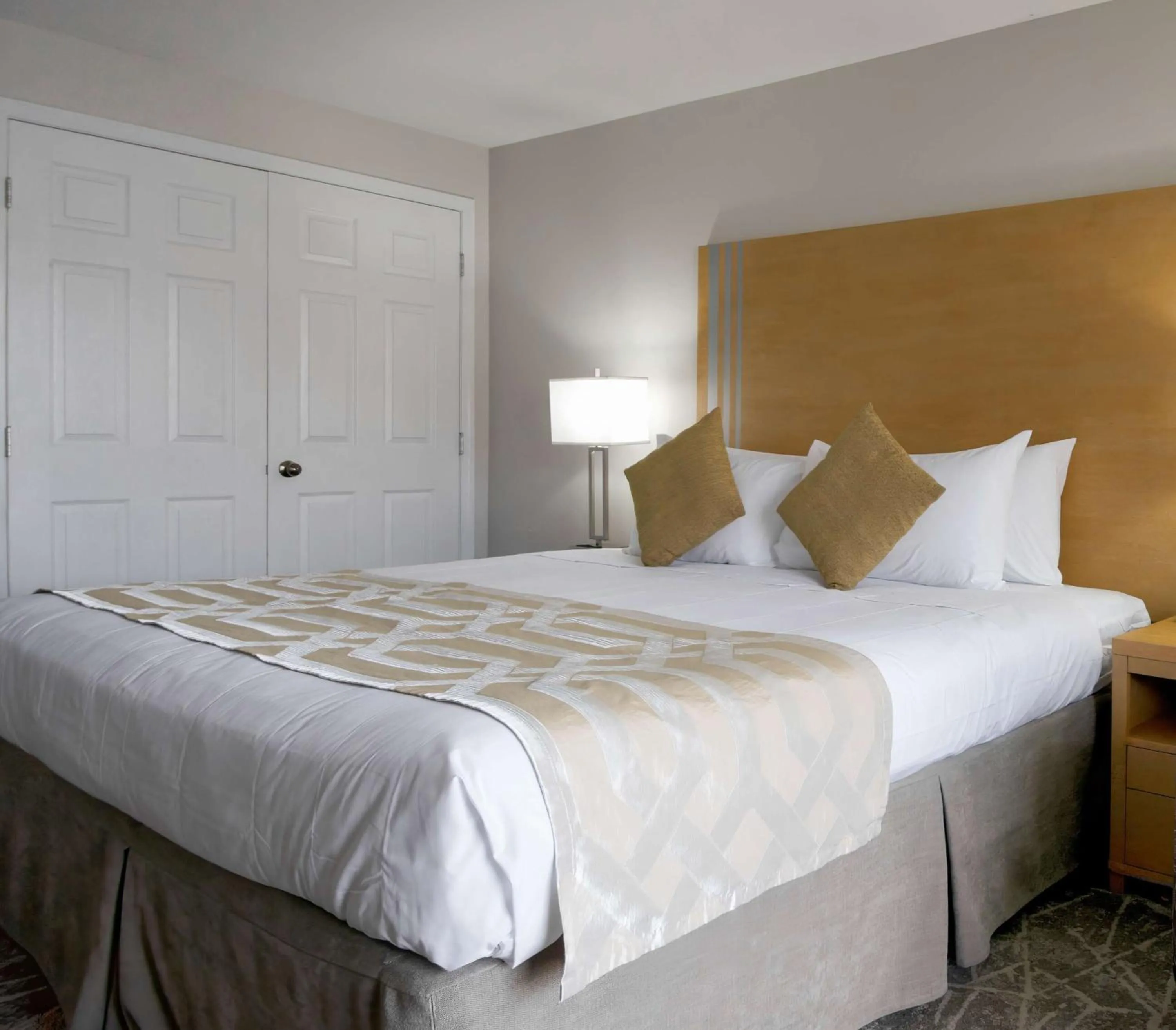 Bedroom, Bed in Coast Osoyoos Beach Hotel