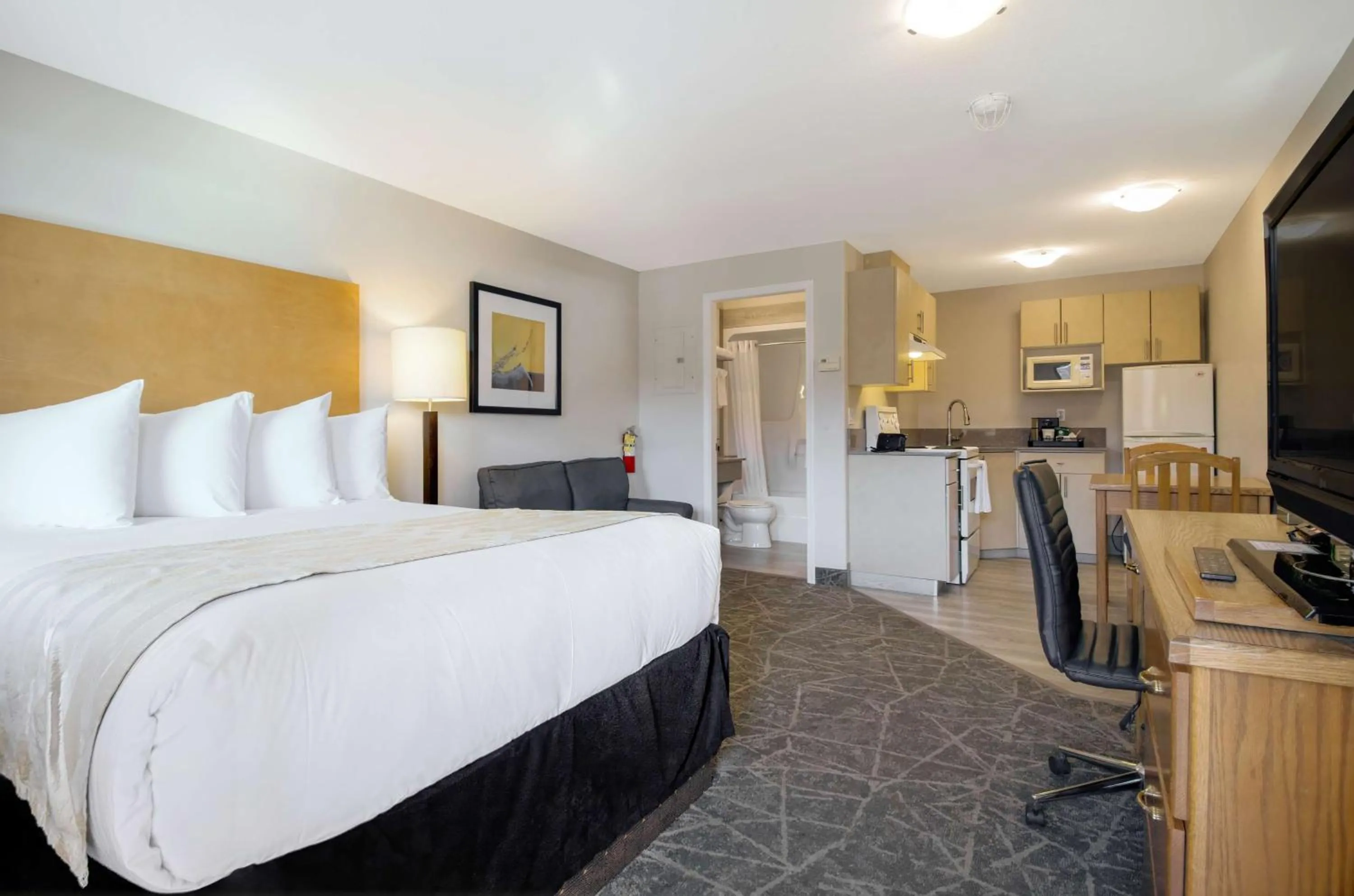 Bedroom, Bed in Coast Osoyoos Beach Hotel