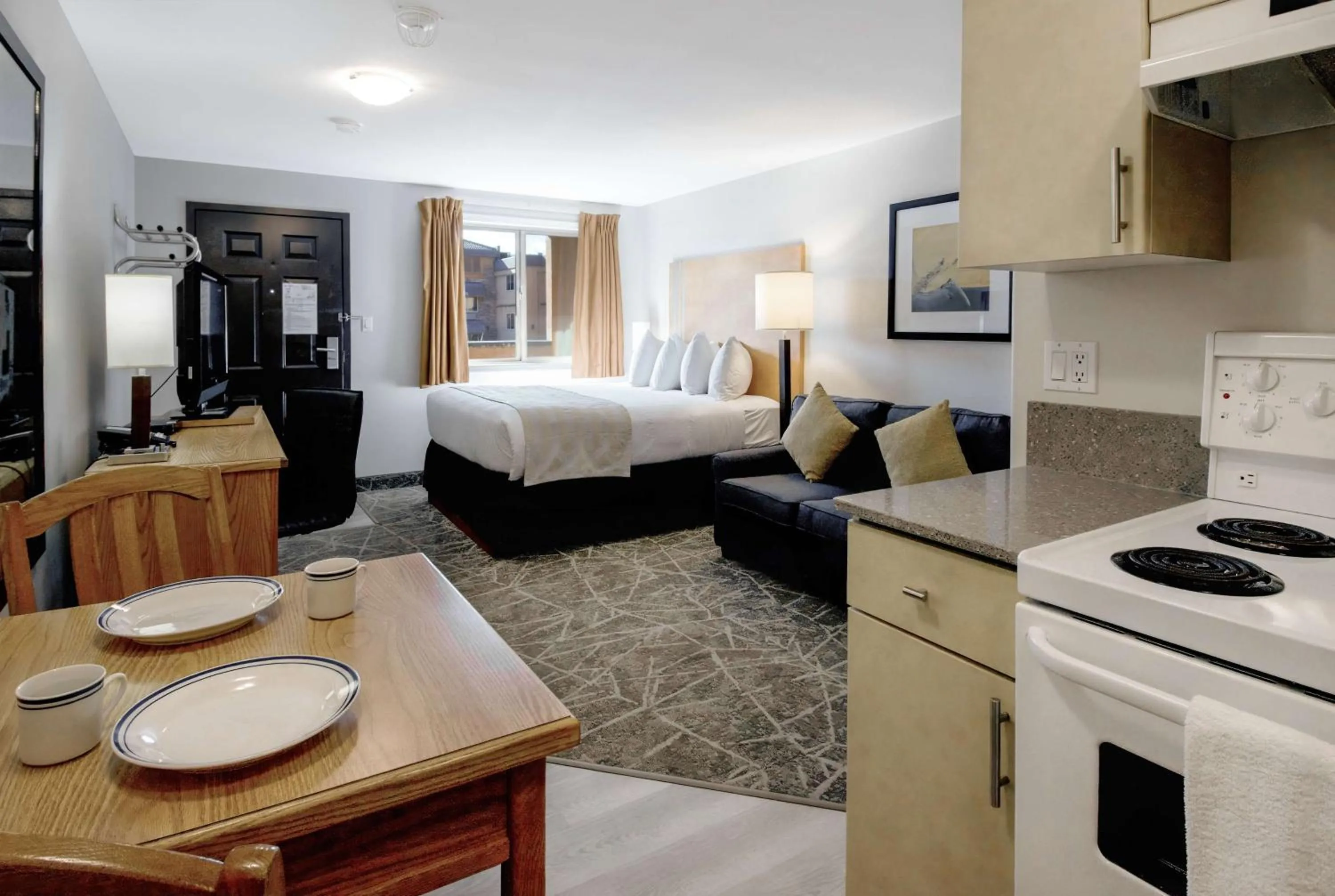 Bedroom, Bed in Coast Osoyoos Beach Hotel