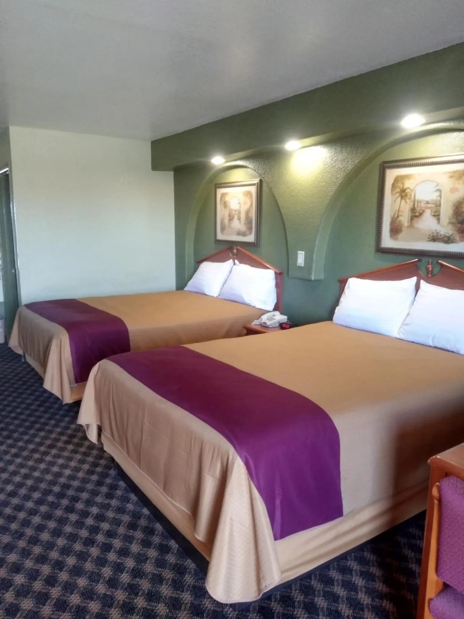 Bed in Budget Inn San Antonio Downtown I-10 East