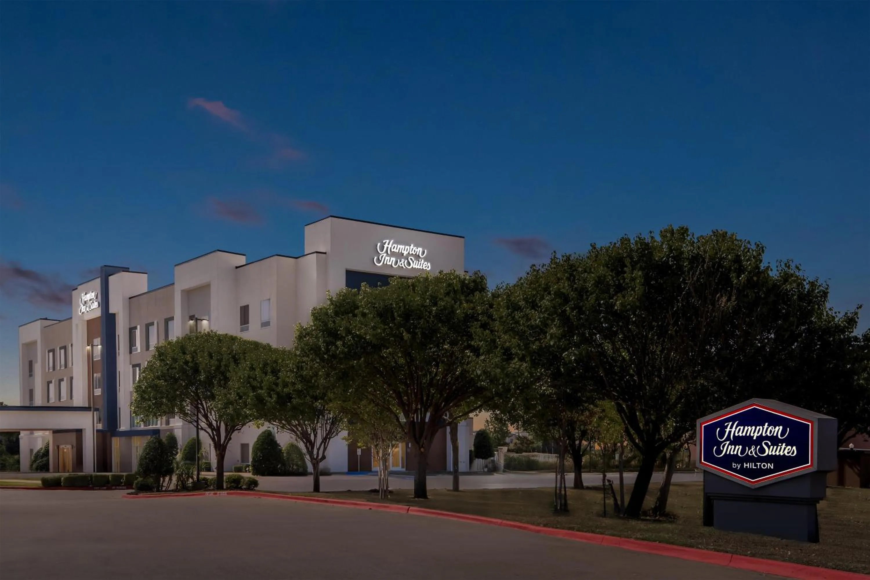 Property building in Hampton Inn and Suites Waxahachie