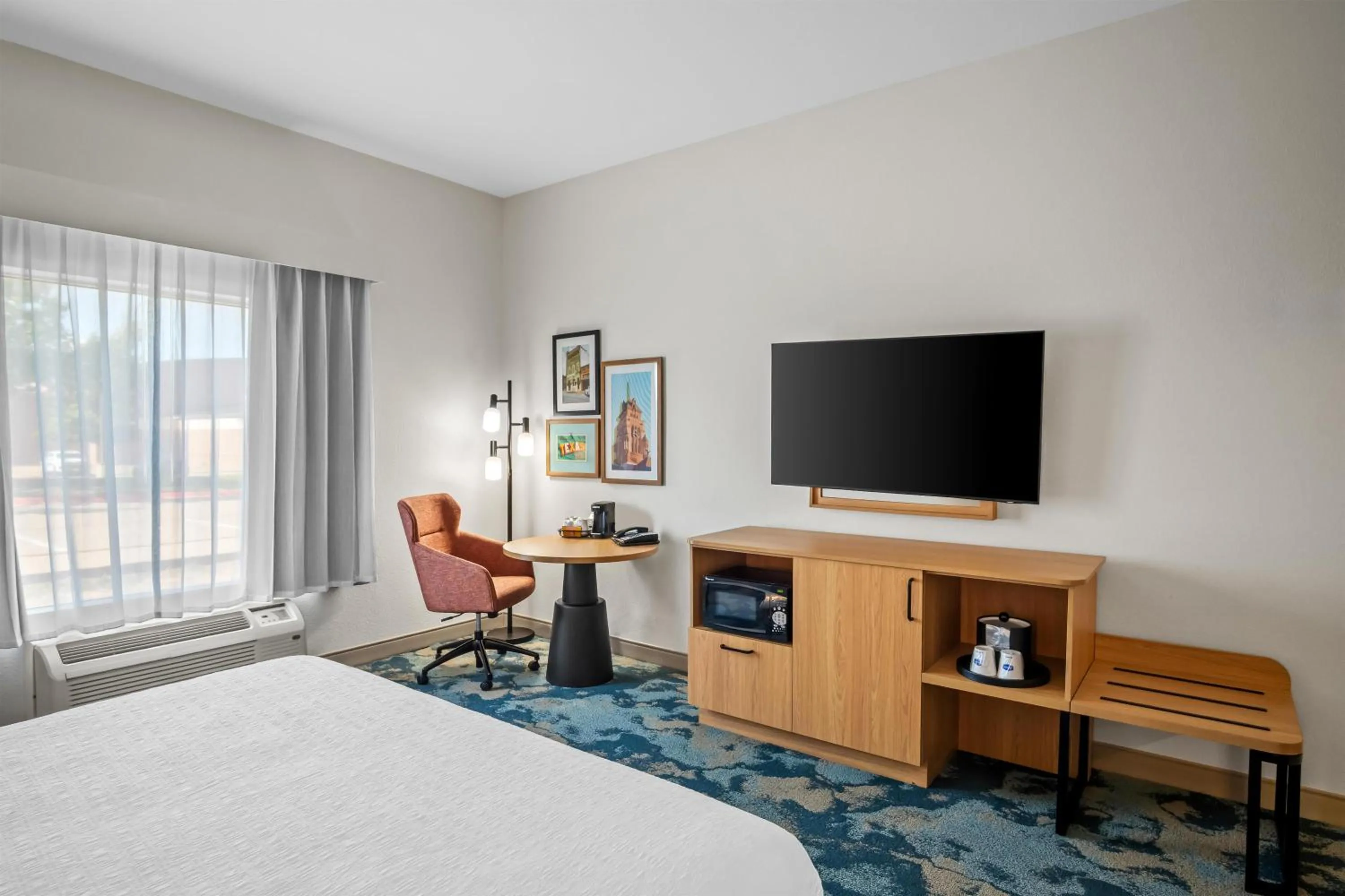 Bedroom, Bed in Hampton Inn and Suites Waxahachie