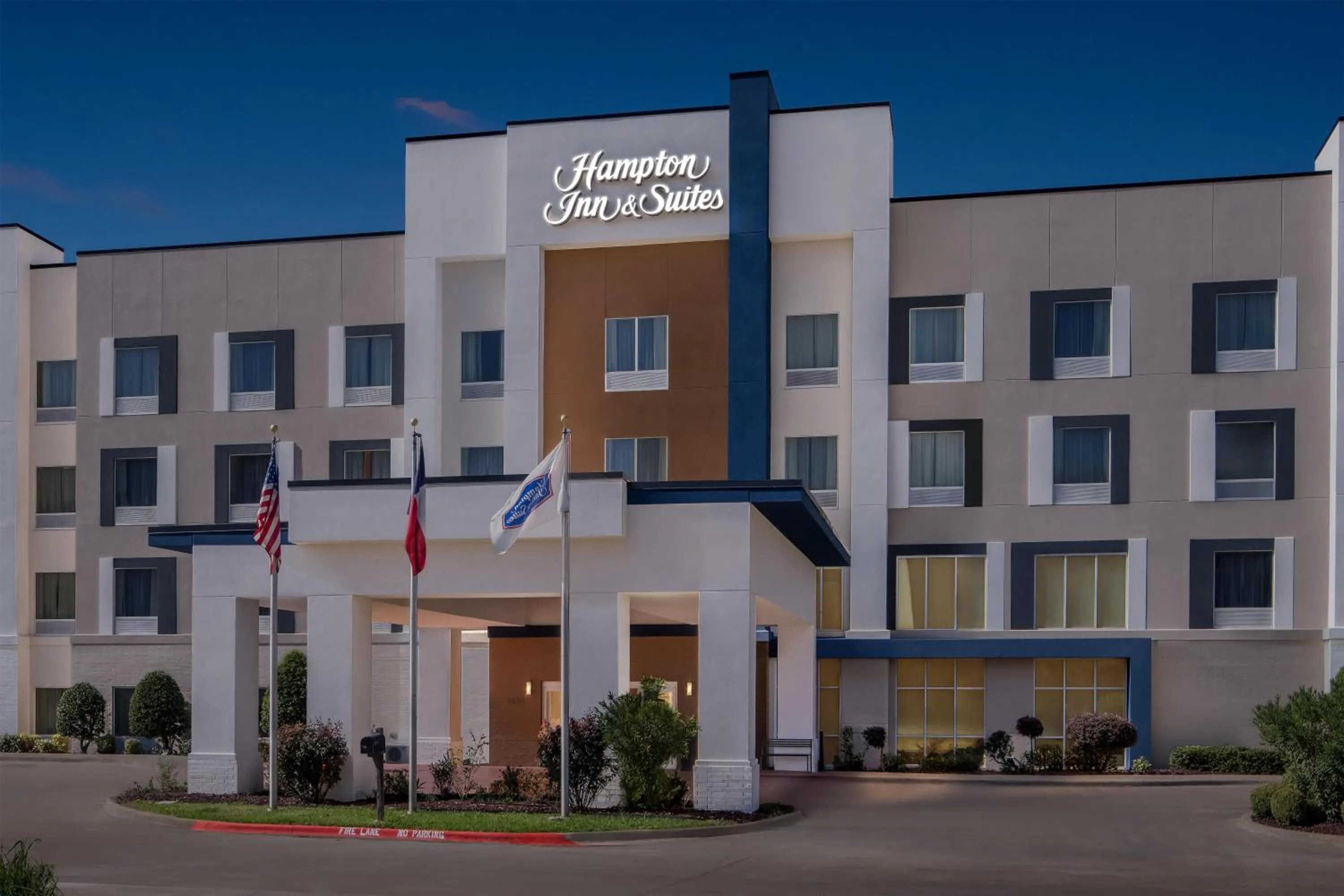 Property building in Hampton Inn and Suites Waxahachie