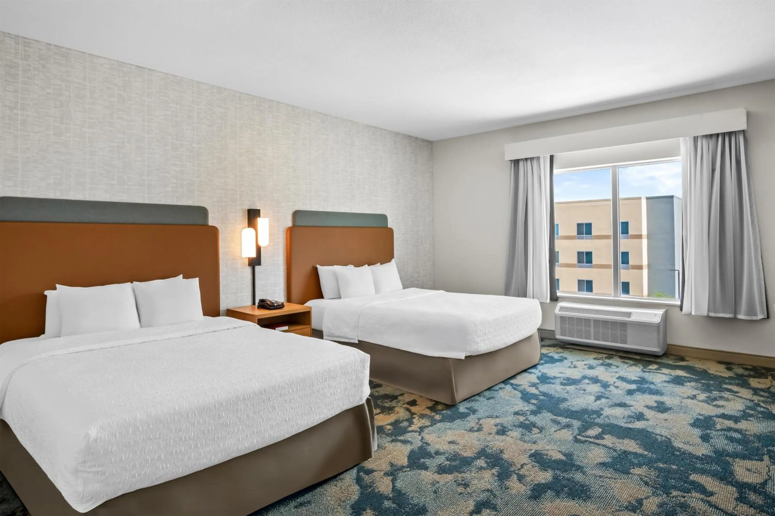 Bed in Hampton Inn and Suites Waxahachie