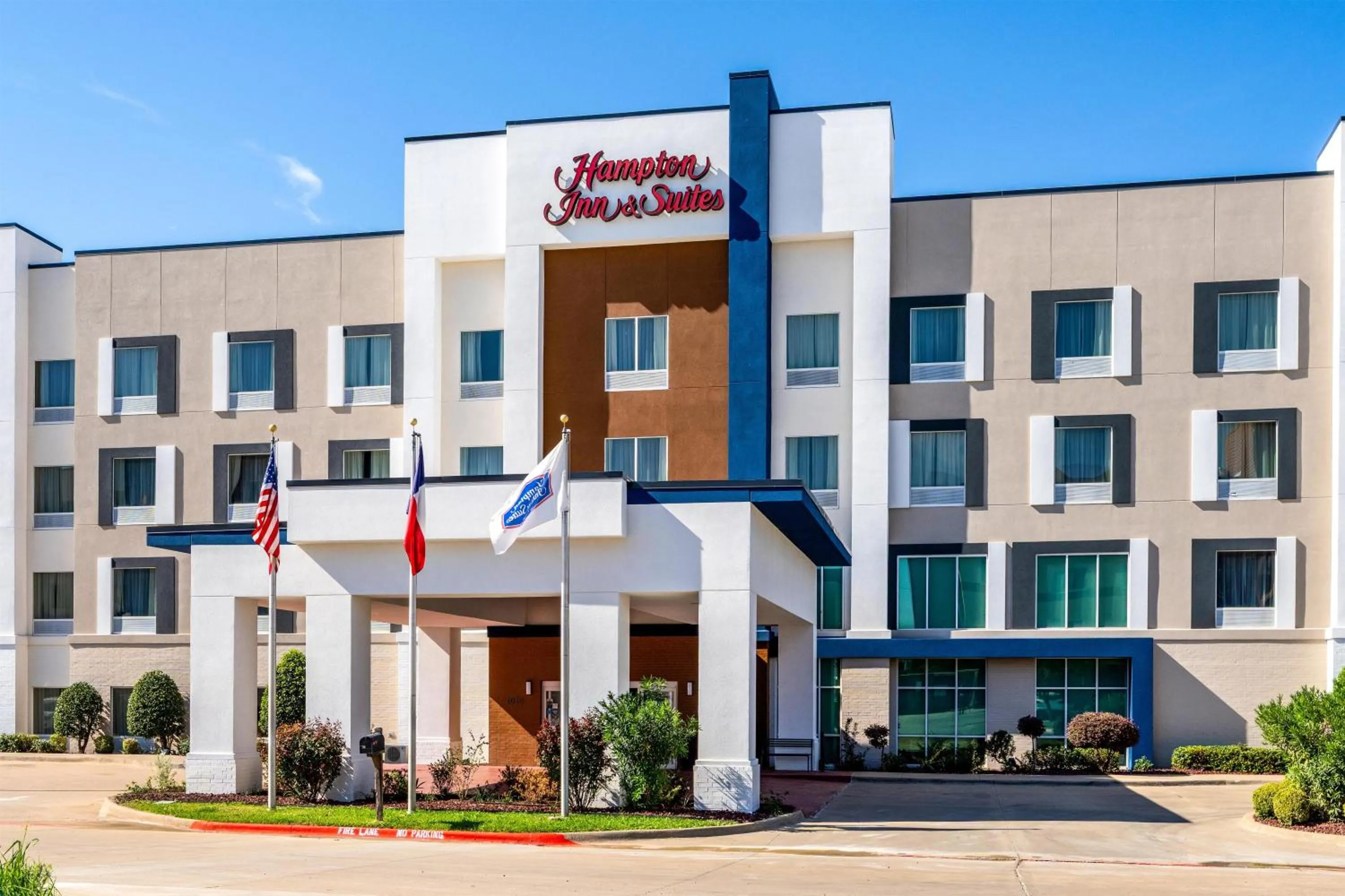Property building in Hampton Inn and Suites Waxahachie