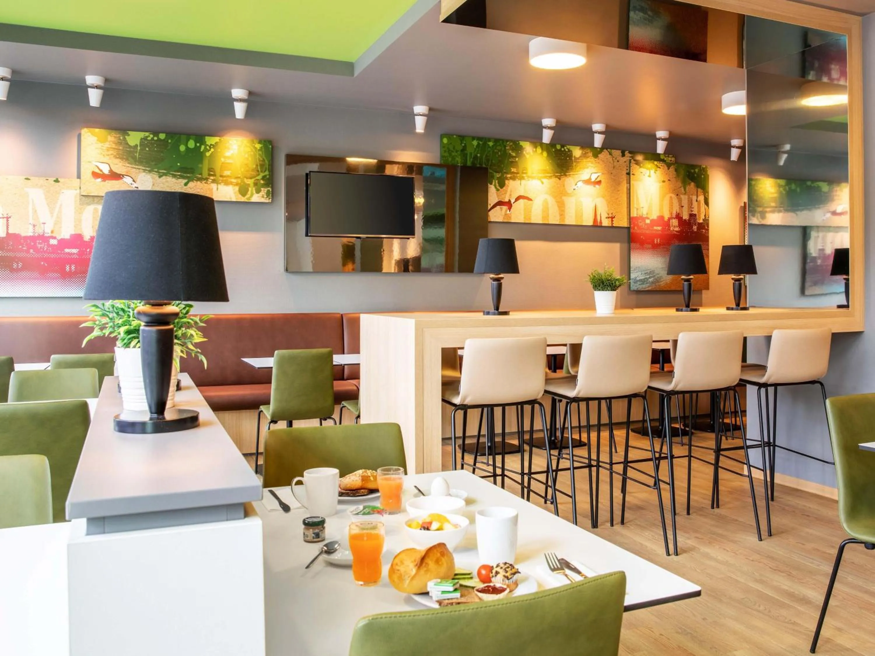 Lounge or bar in B&B Hotel Hamburg-Wandsbek