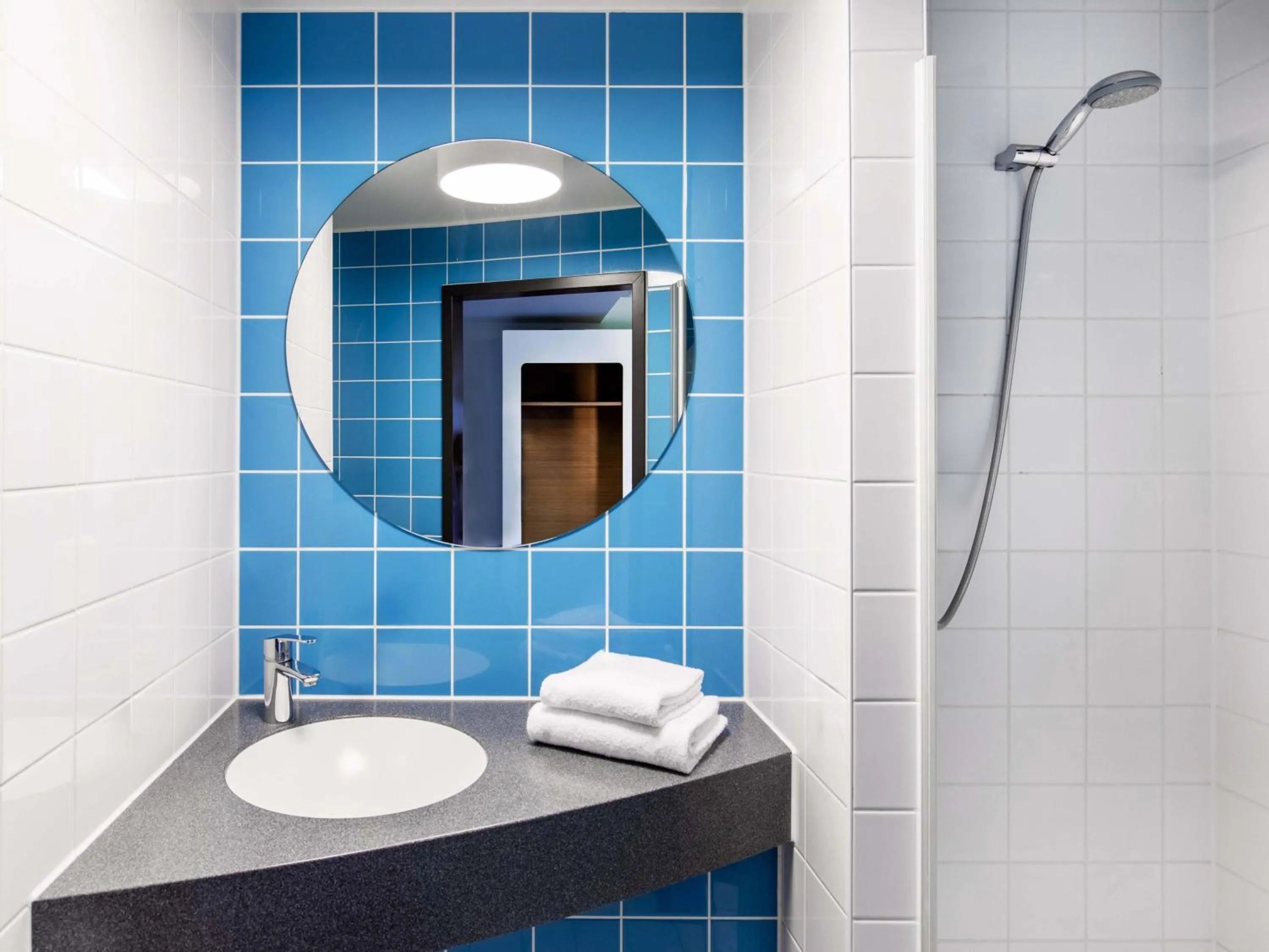 Shower in B&B Hotel Hamburg-Wandsbek