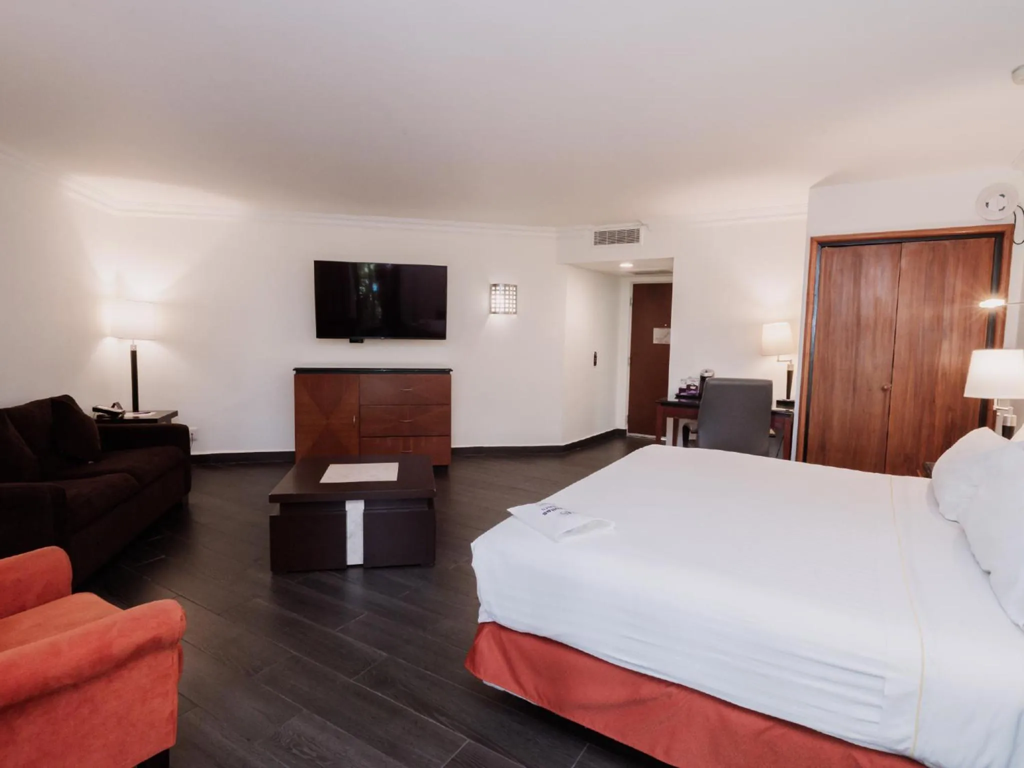 Communal lounge/ TV room, Bed in HS HOTSSON Hotel Tampico