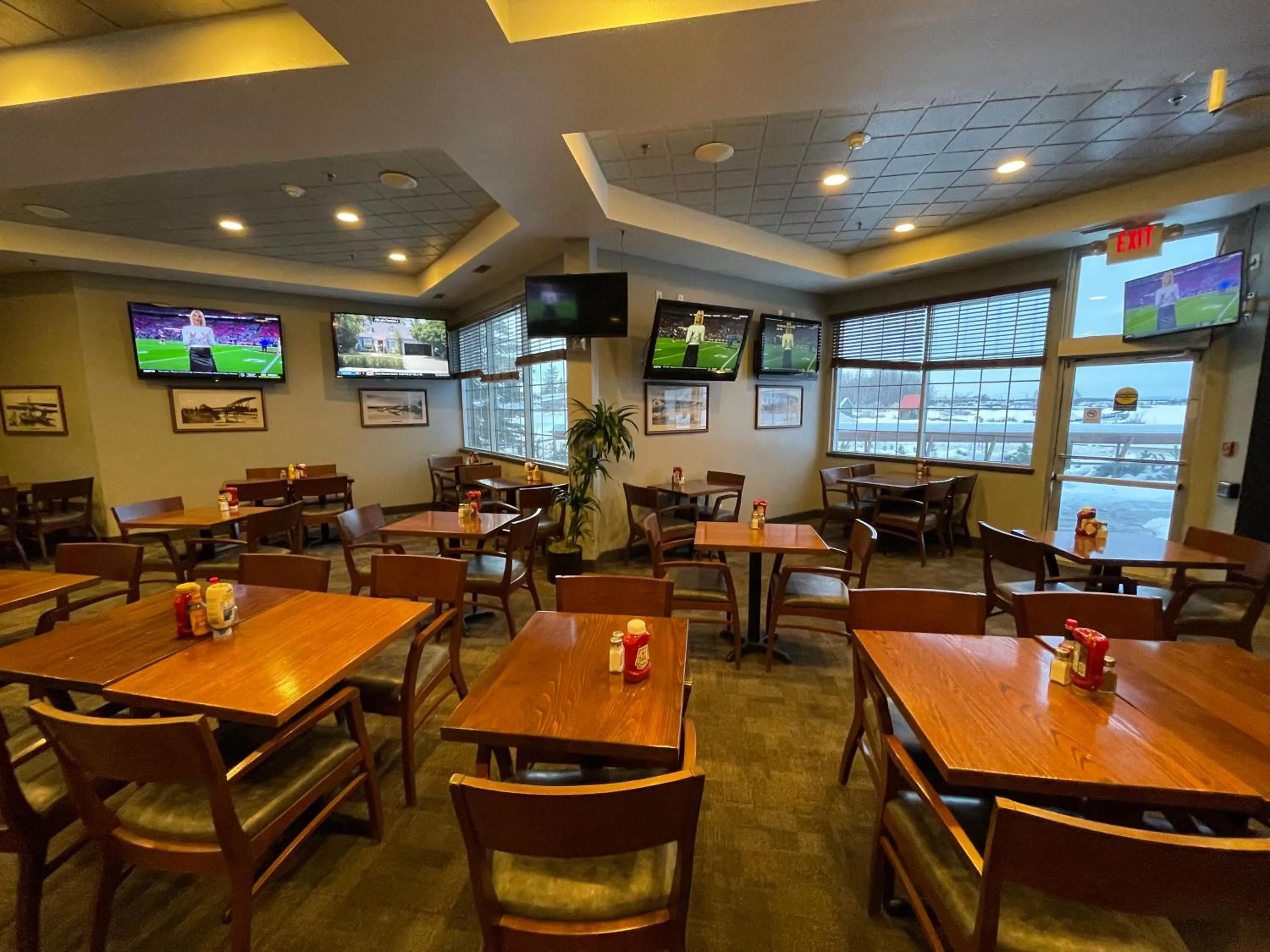 Restaurant/places to eat in Coast Inn at Lake Hood