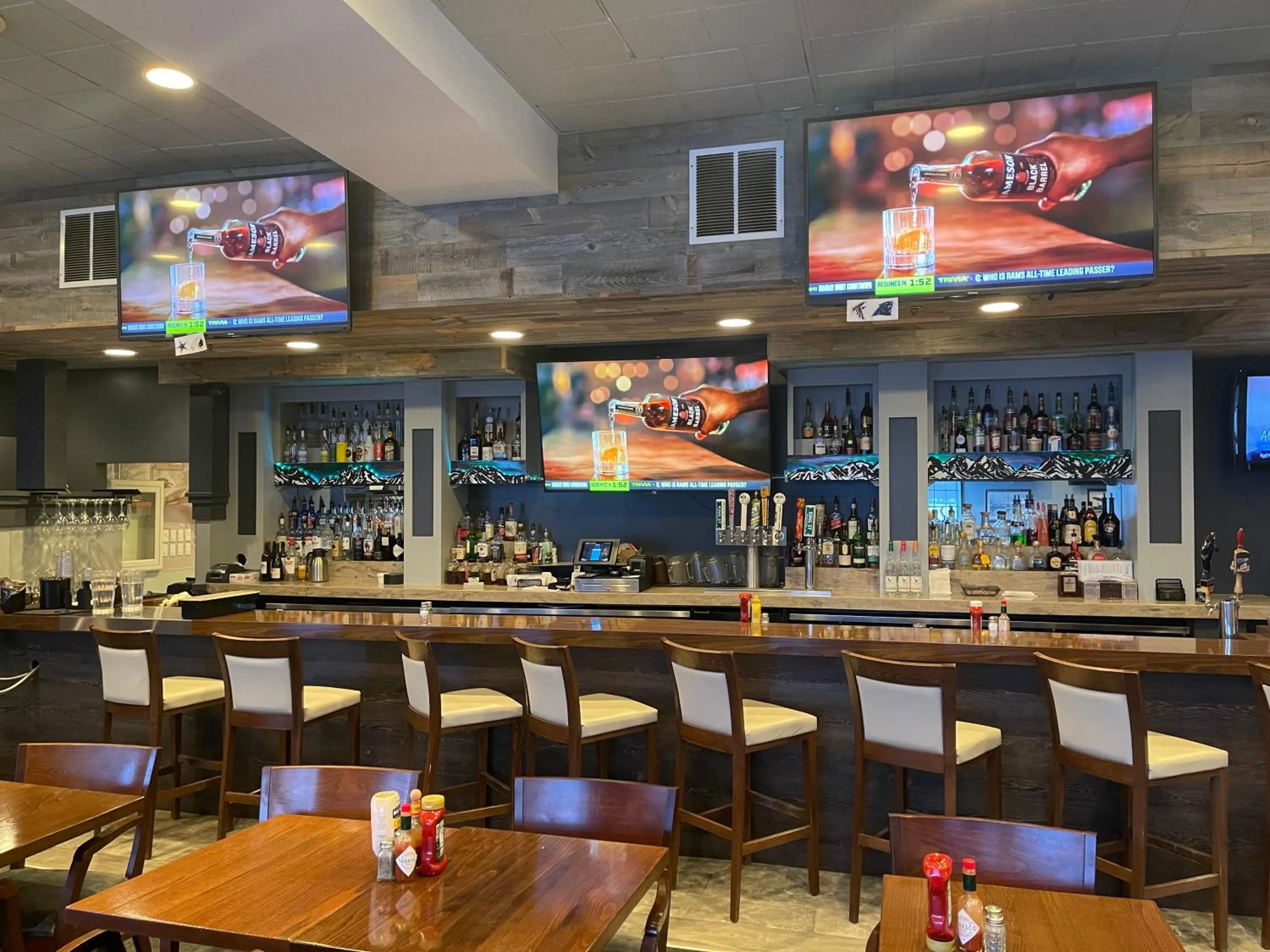 Restaurant/places to eat in Coast Inn at Lake Hood