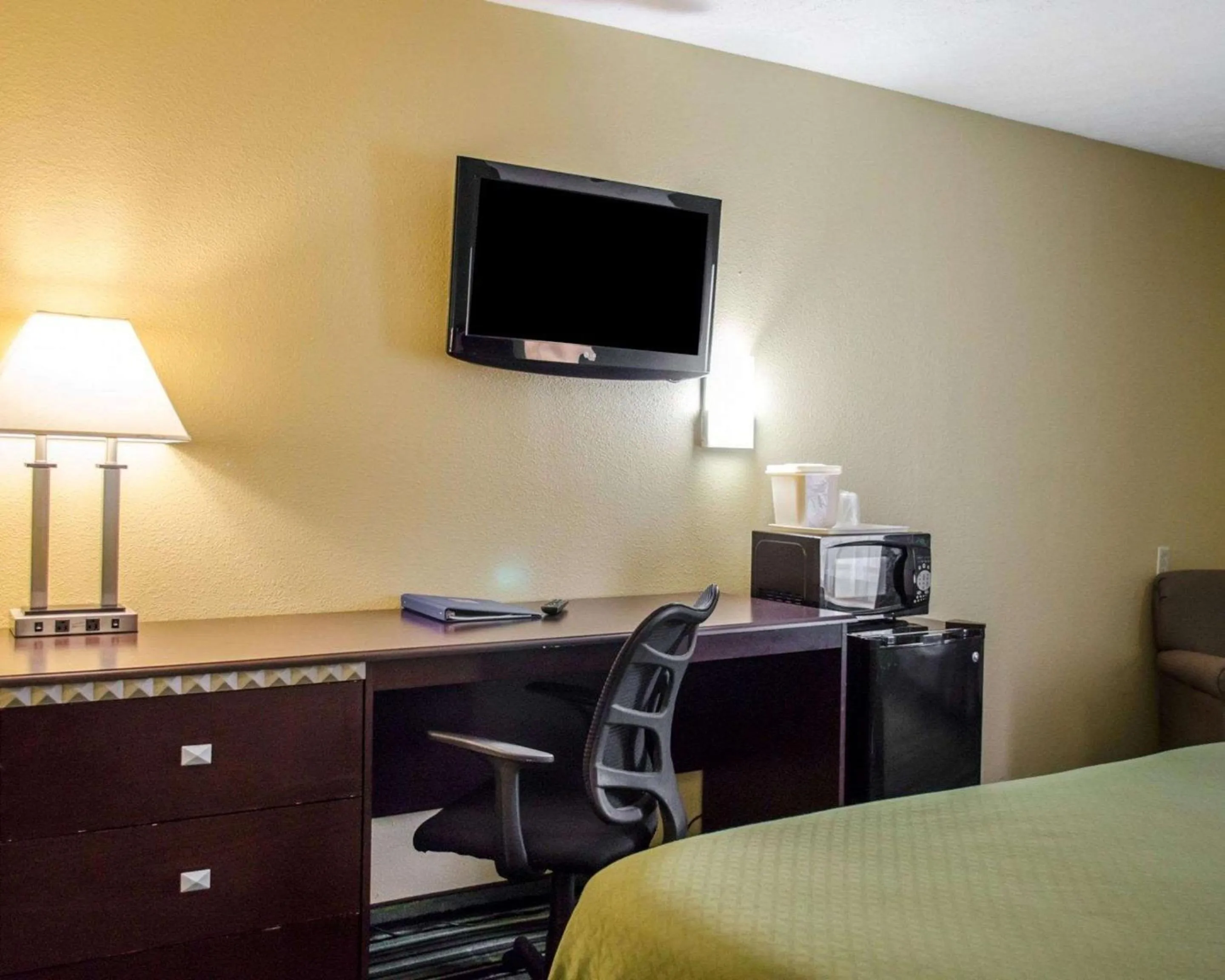 Bedroom, Bed in Quality Inn & Suites Medina - Akron West
