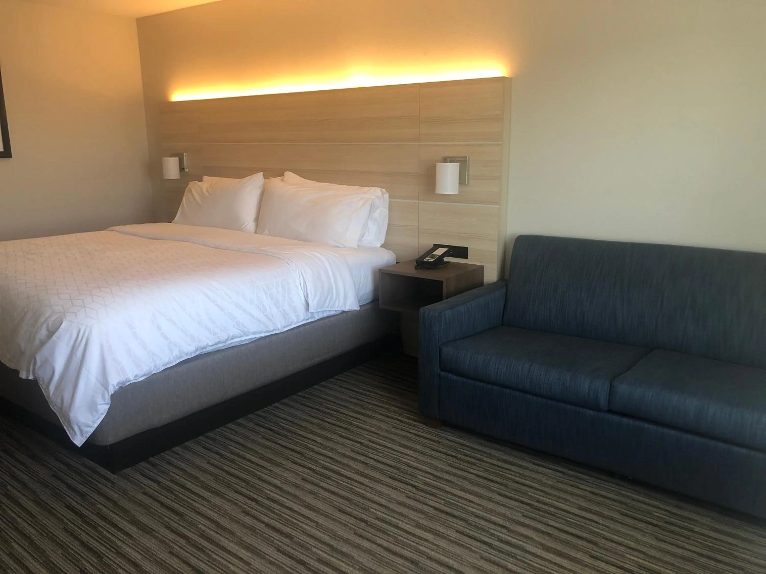 Photo of the whole room, Bed in Holiday Inn Express Hillsboro I-35 by IHG