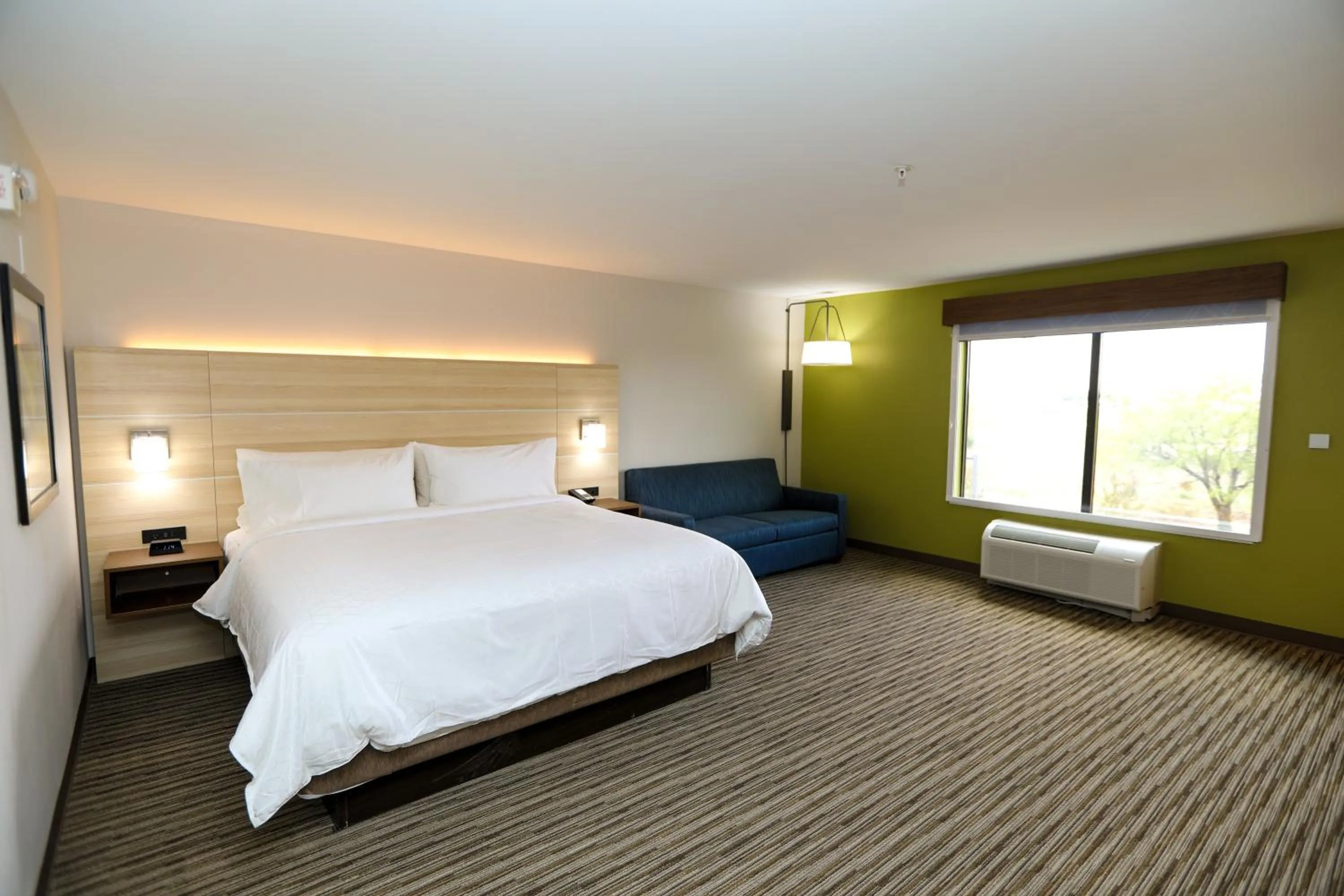 Photo of the whole room, Bed in Holiday Inn Express Hillsboro I-35 by IHG
