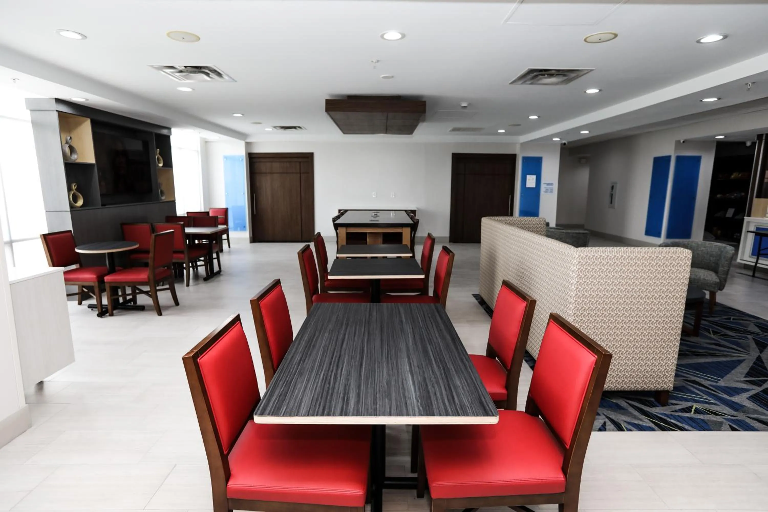 Communal lounge/ TV room in Holiday Inn Express Hillsboro I-35 by IHG