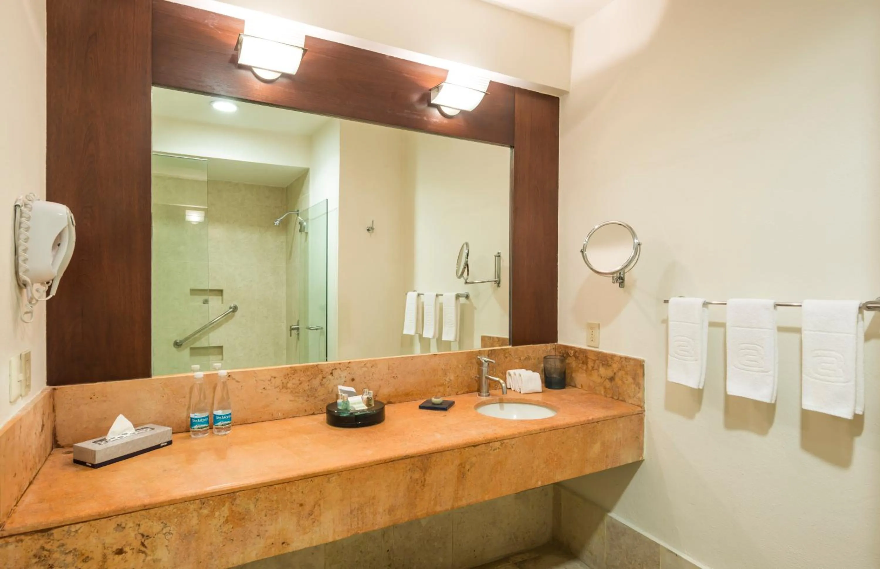 Photo of the whole room in Camino Real Pachuca