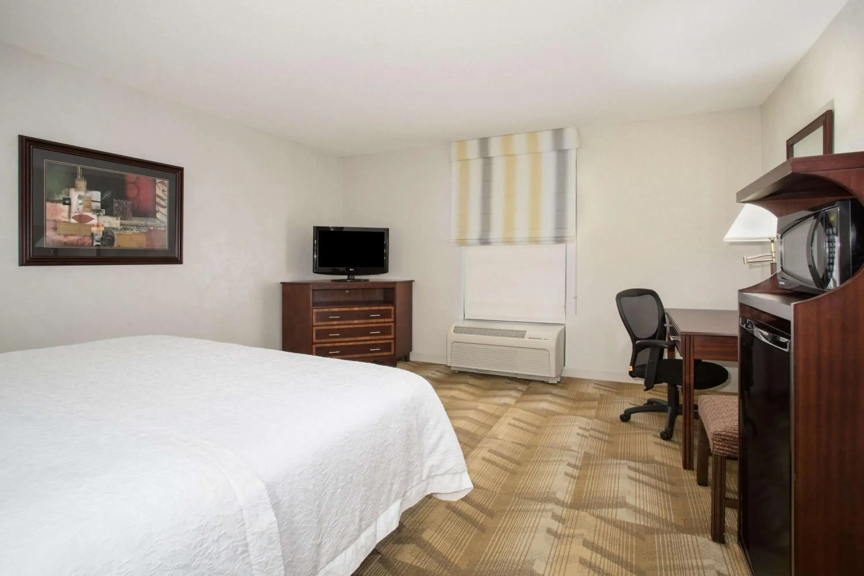 King Room with Microwave and Refrigerator - Non-Smoking in Hampton Inn Siloam Springs King Room with Microwave and Refrigerator - Non-Smoking in Hampton Inn Siloam Springs