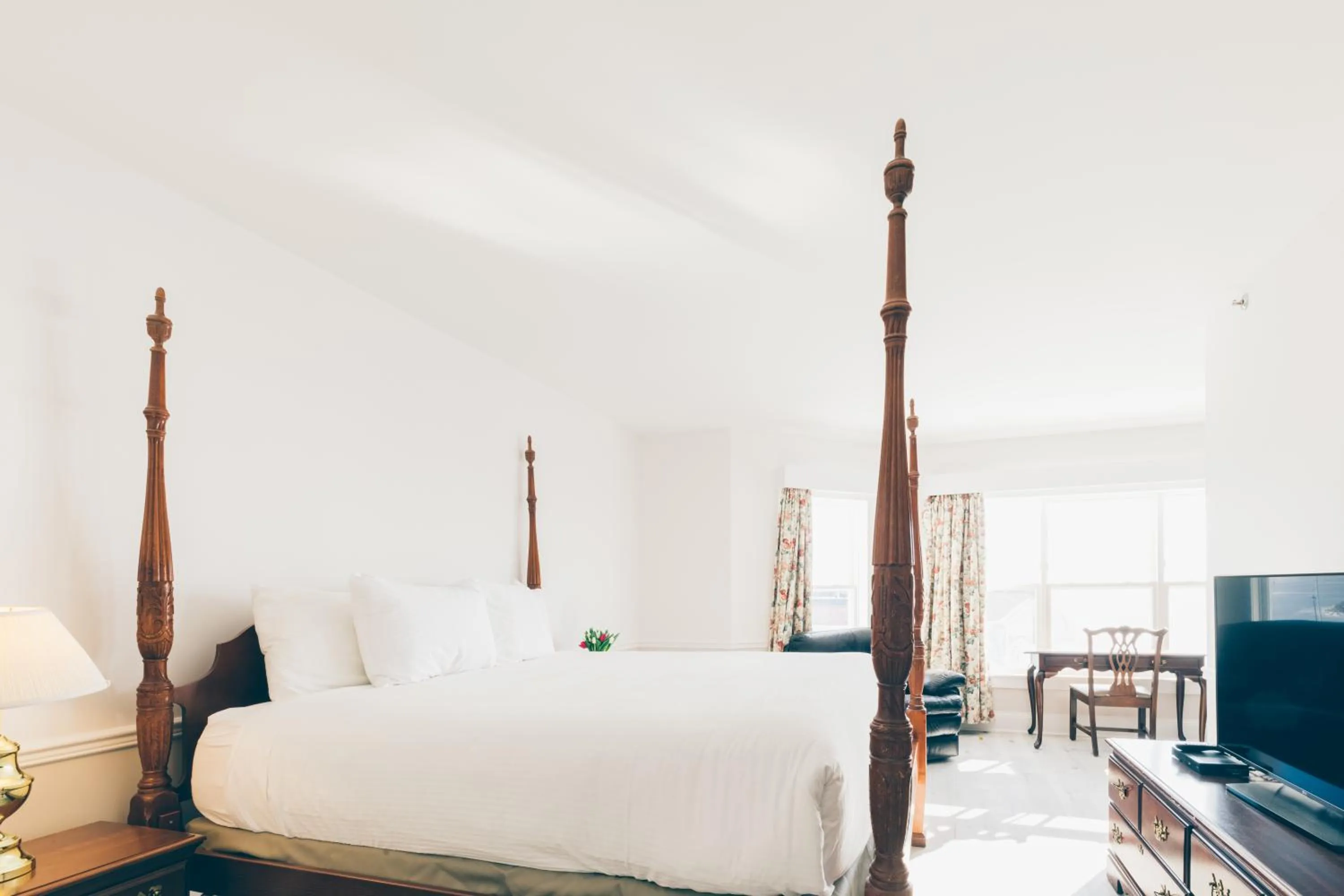 Bed in The Loyalist Country Inn & Conference Centre