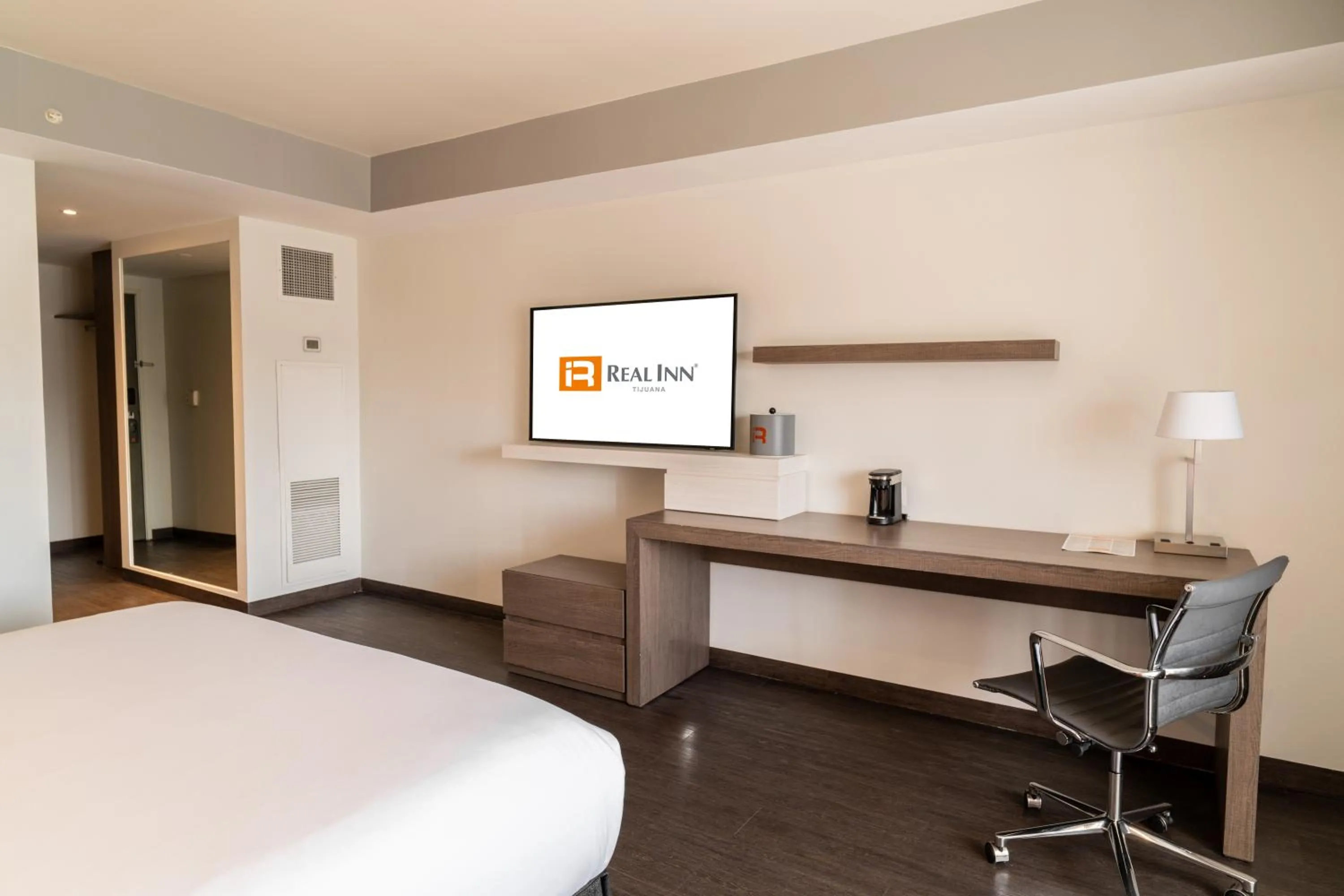 Bed in Real Inn Tijuana by Camino Real Hoteles