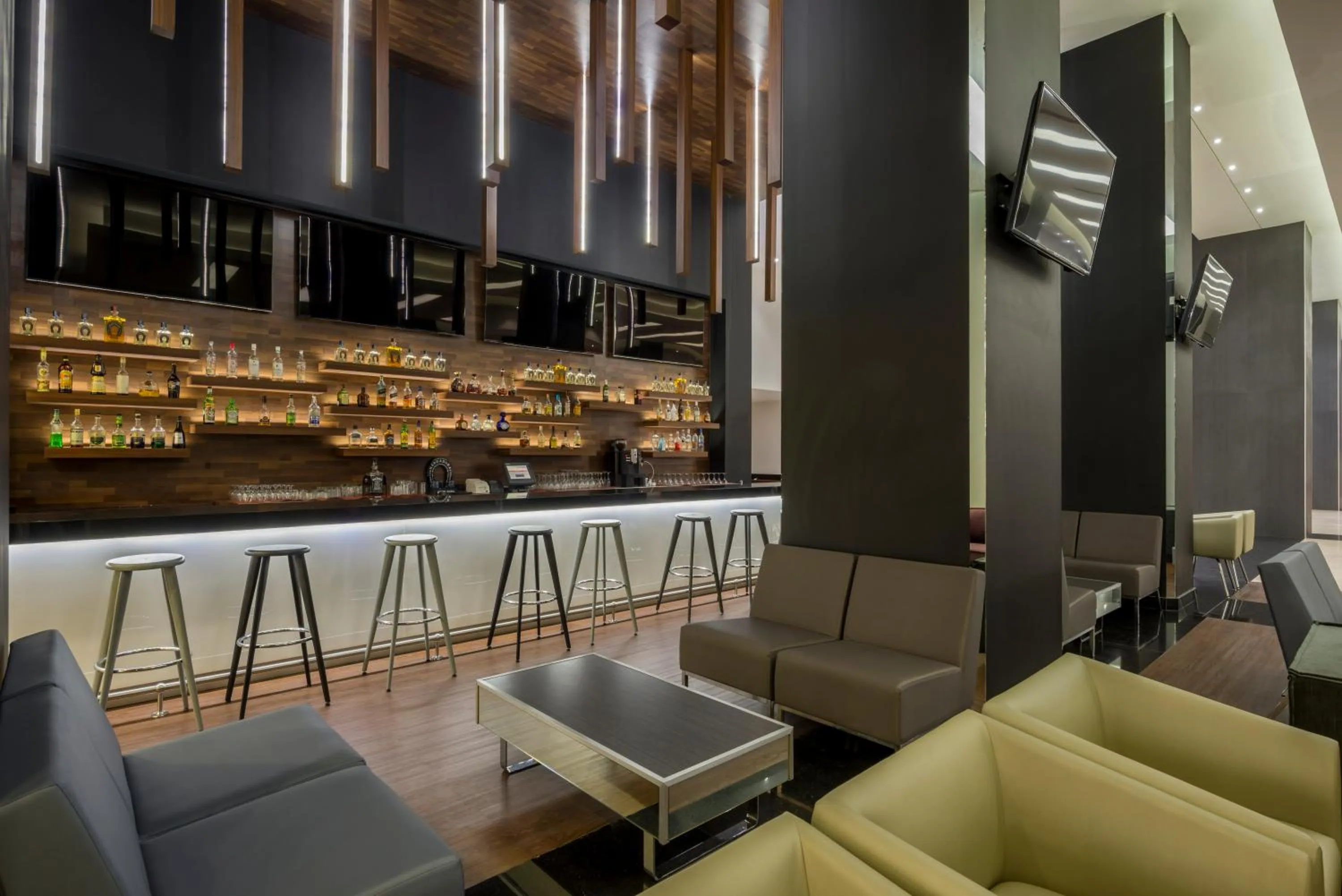 Lounge or bar in Real Inn Tijuana by Camino Real Hoteles