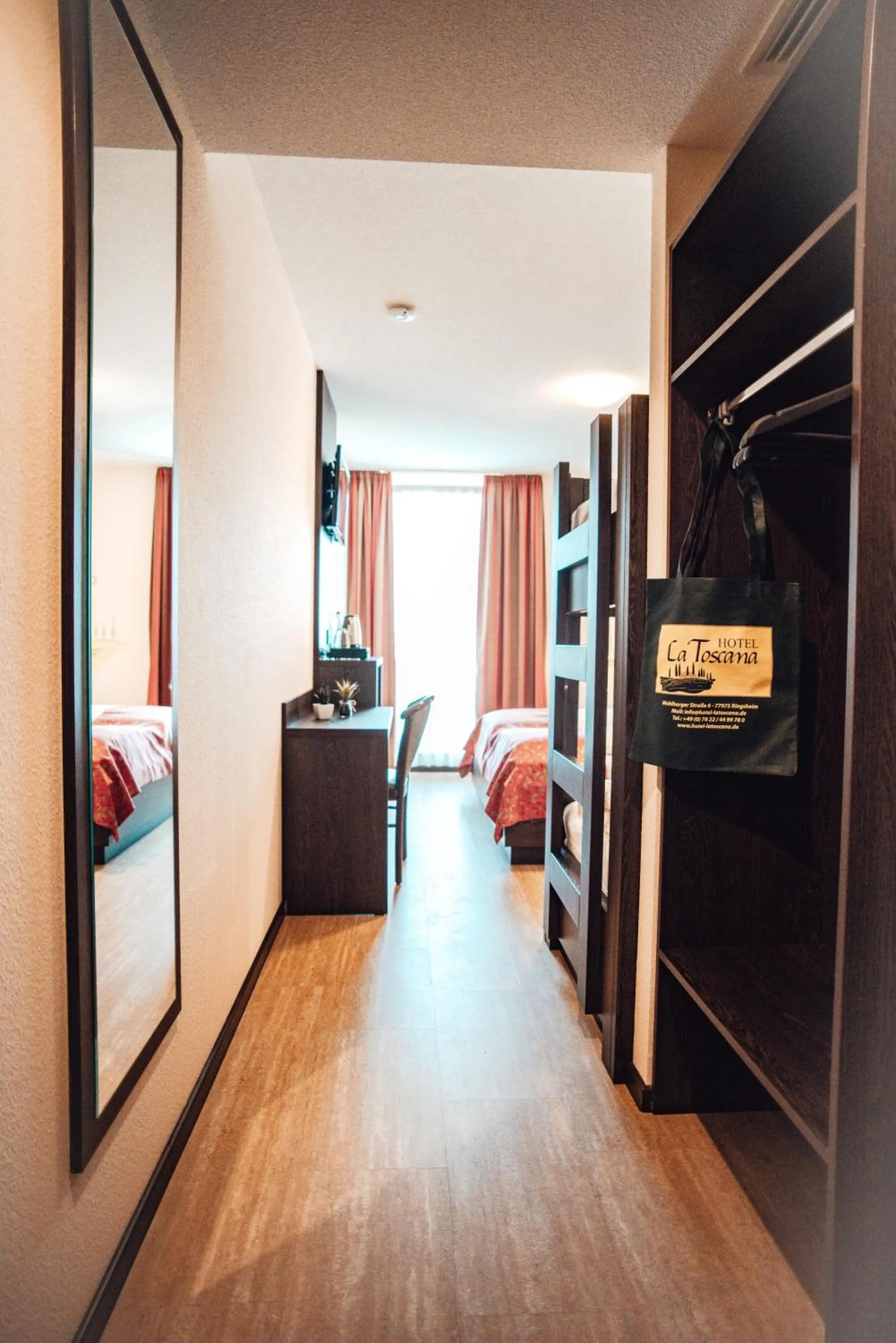 Photo of the whole room, Bed in Hotel La Toscana Nähe Europapark und Rulantica