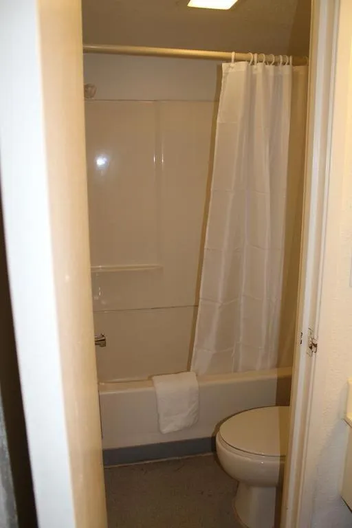 Shower in Somatel Nashville Airport