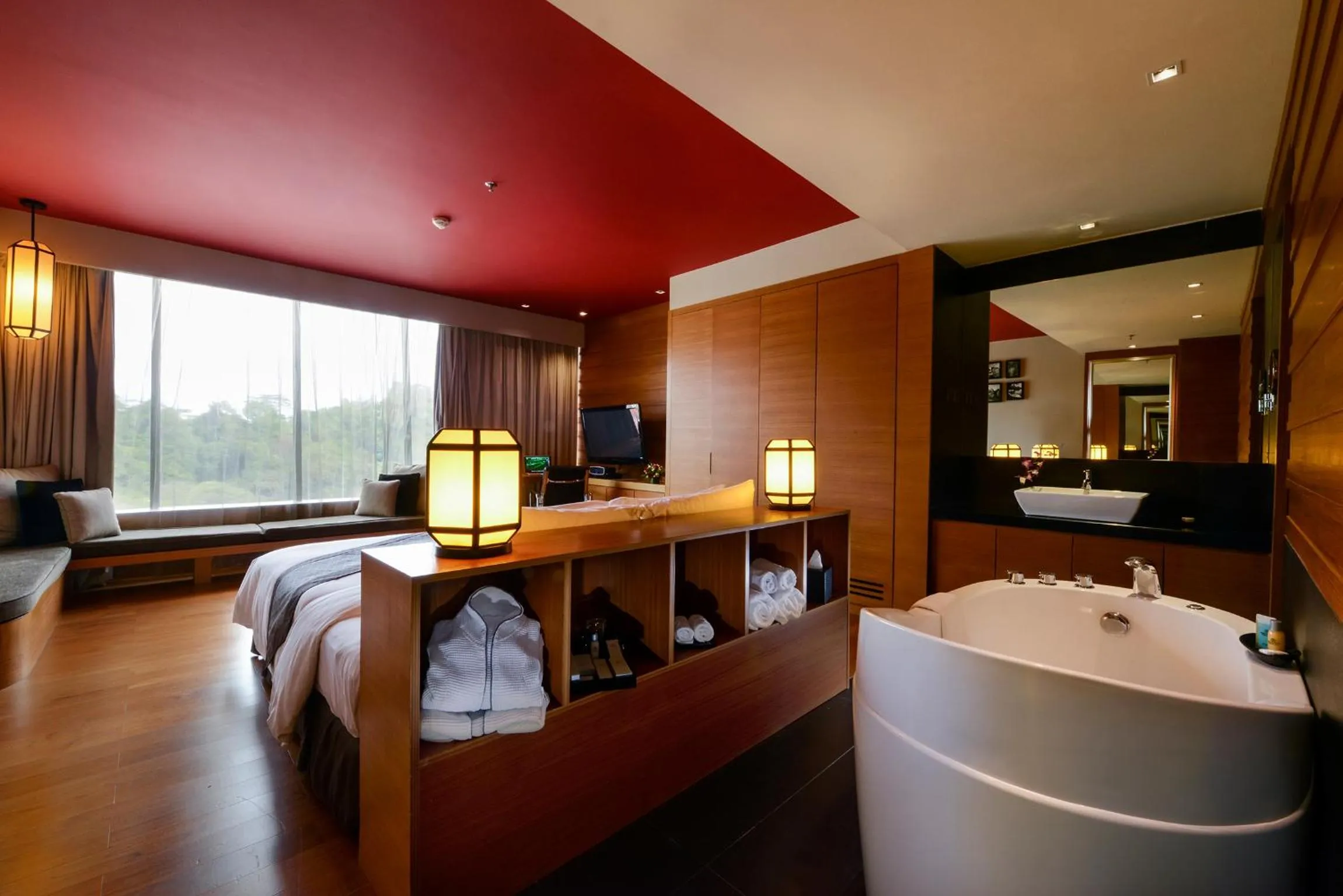 Bath, Bed in Horizon Hotel