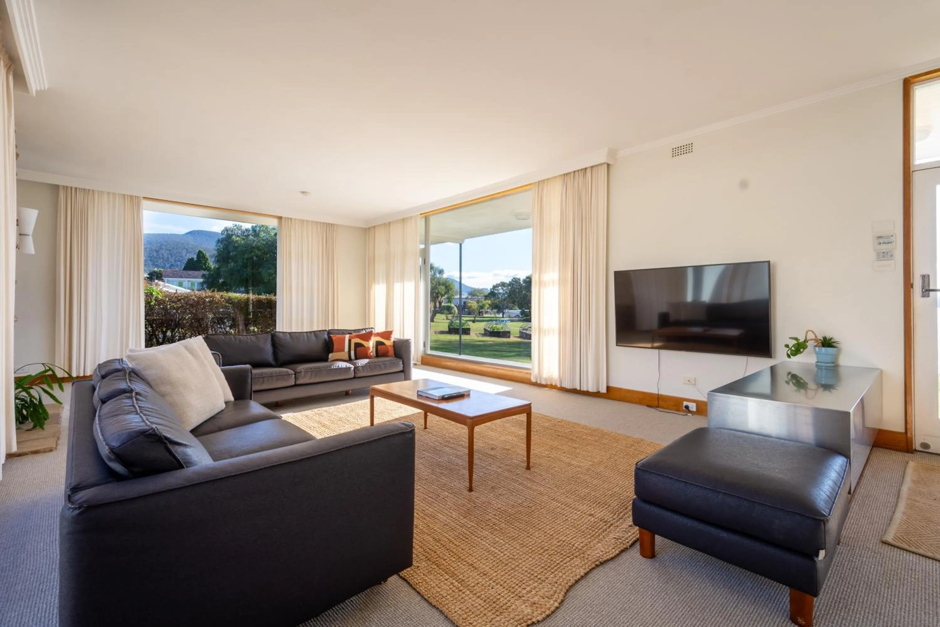 Living room in Riverfront Motel & Restaurant