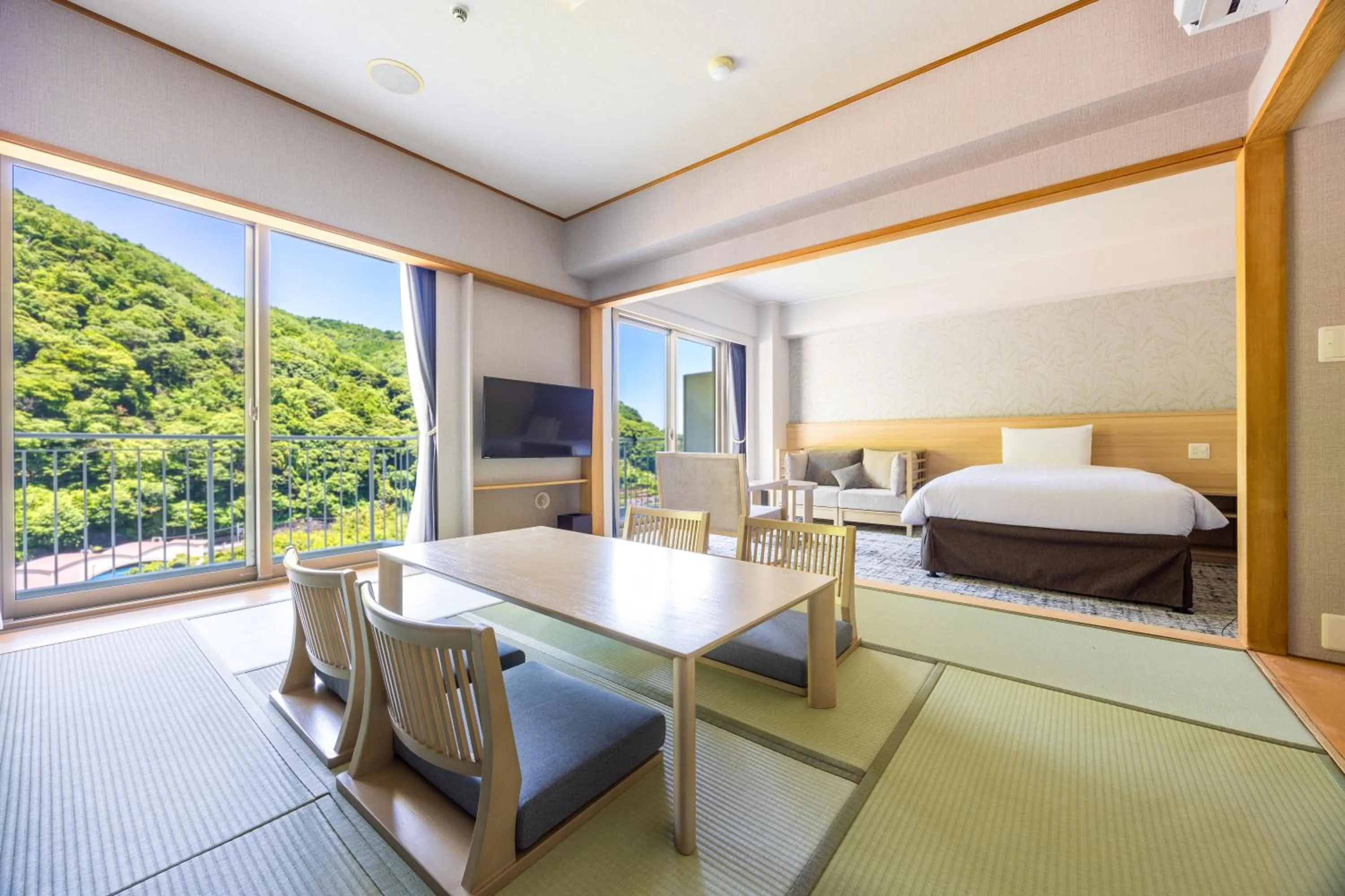 Photo of the whole room, Bed in Yumoto Fujiya Hotel