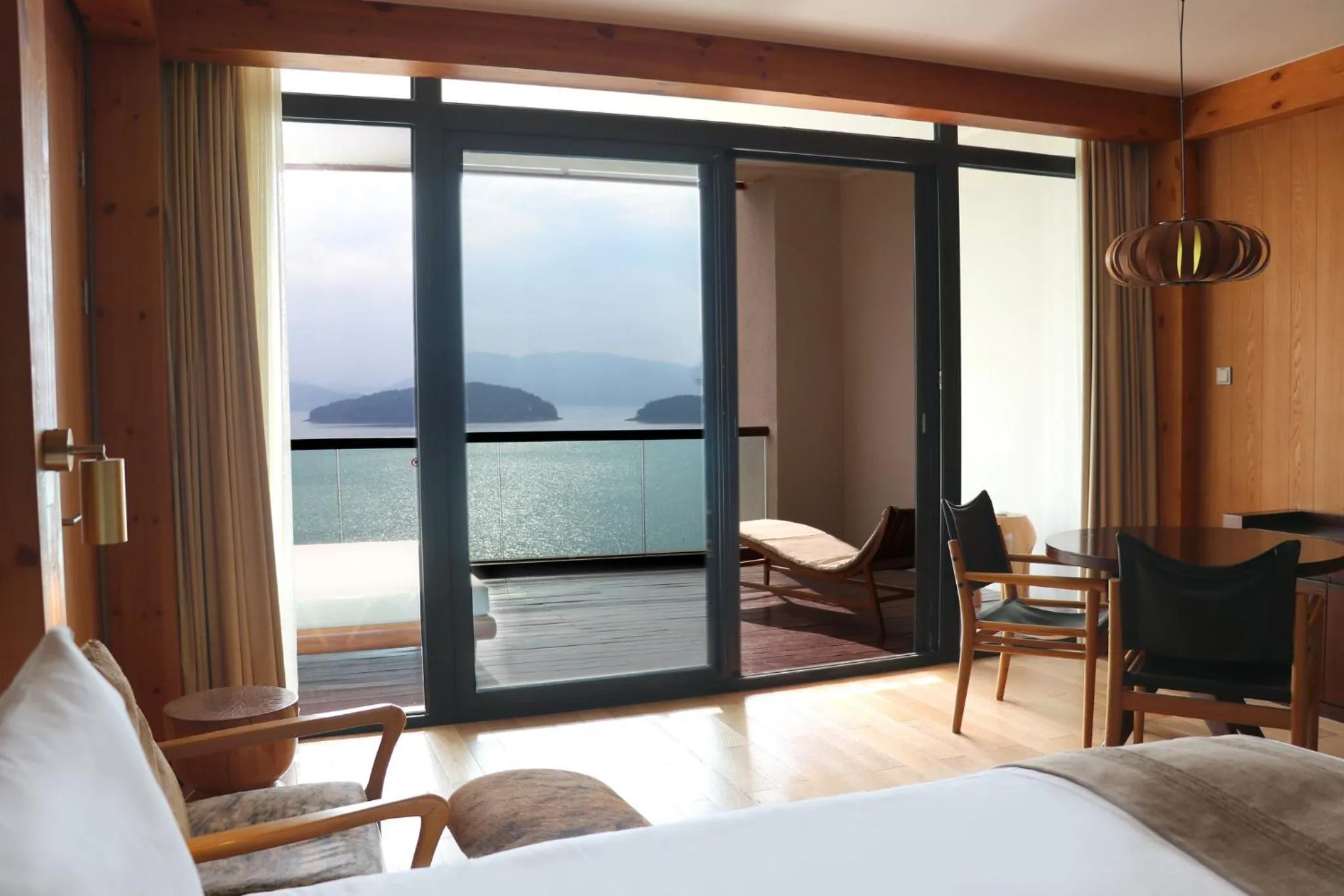 Photo of the whole room, Bed in InterContinental One Thousand Island Lake Resort, an IHG Hotel