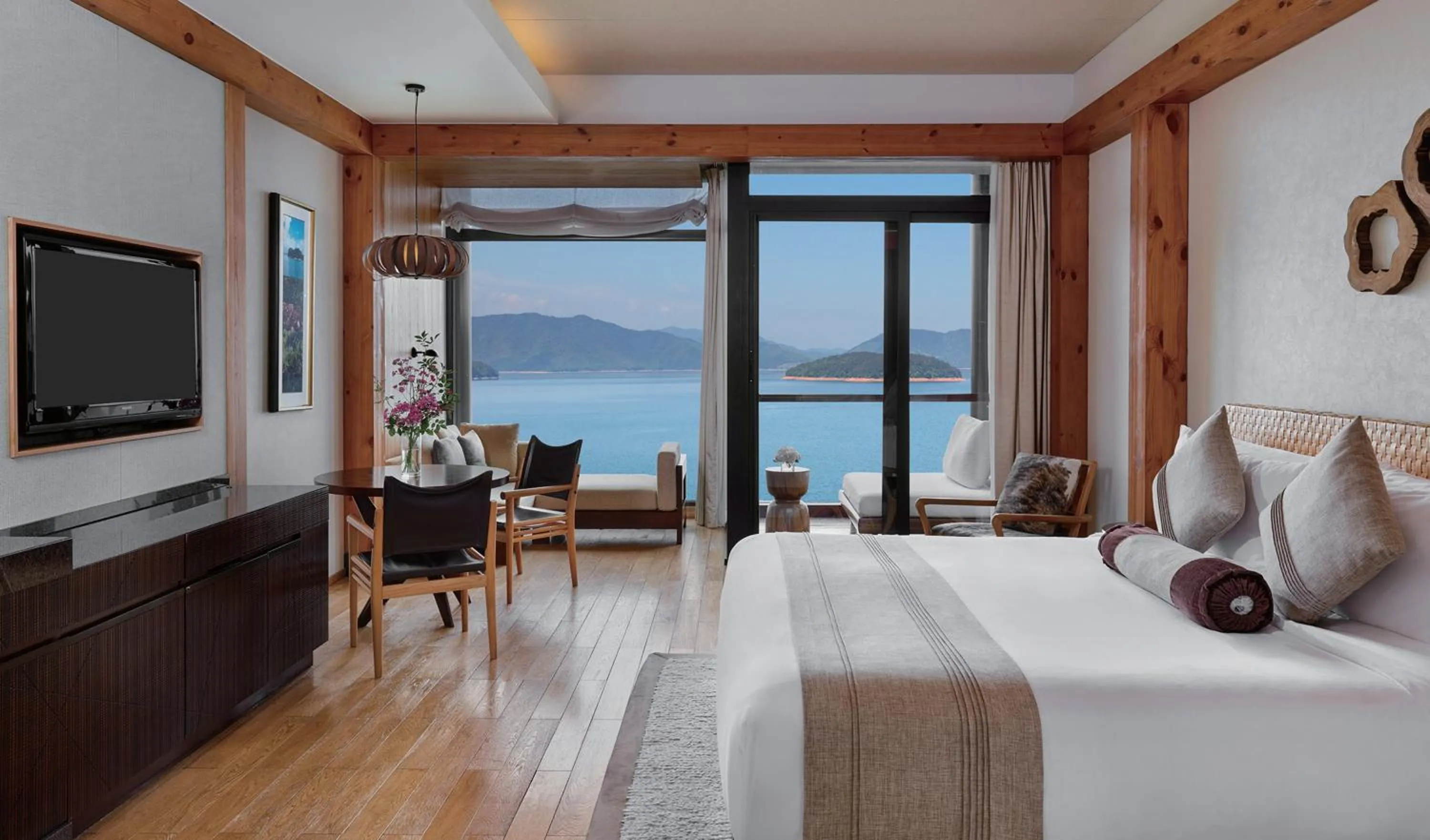 Photo of the whole room, Bed in InterContinental One Thousand Island Lake Resort, an IHG Hotel