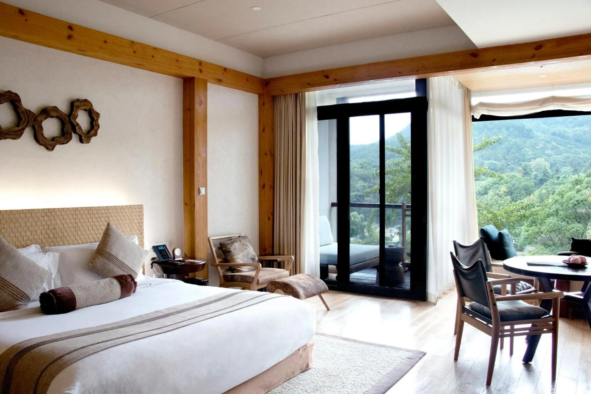 Photo of the whole room, Bed in InterContinental One Thousand Island Lake Resort, an IHG Hotel