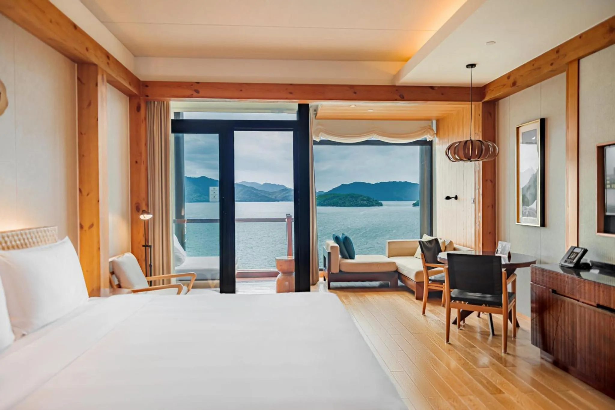 Photo of the whole room, Bed in InterContinental One Thousand Island Lake Resort, an IHG Hotel
