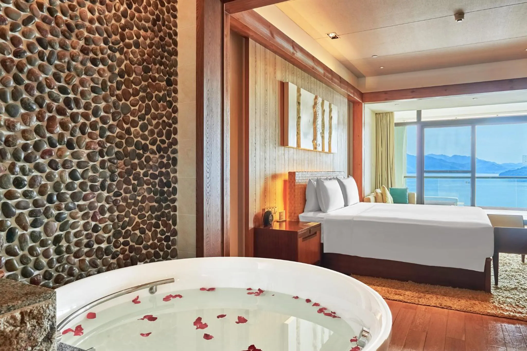 Photo of the whole room, Bed in InterContinental One Thousand Island Lake Resort, an IHG Hotel