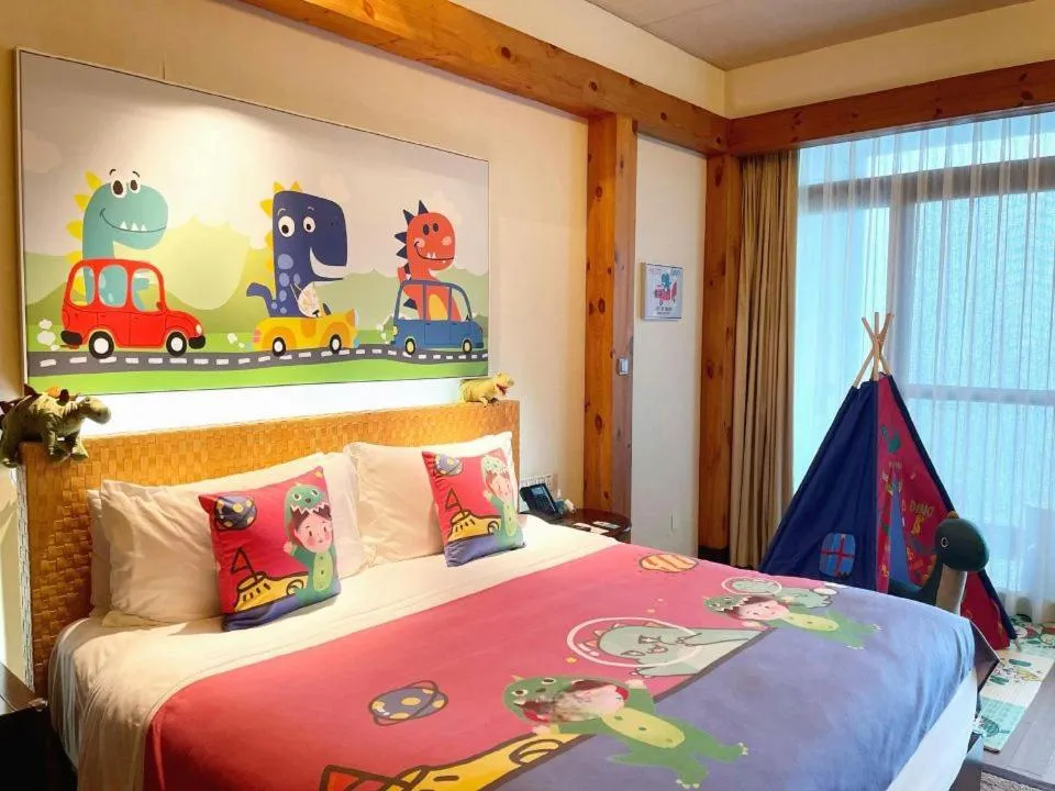 Bed in InterContinental One Thousand Island Lake Resort, an IHG Hotel