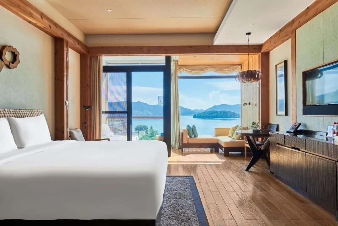 Bed in InterContinental One Thousand Island Lake Resort, an IHG Hotel