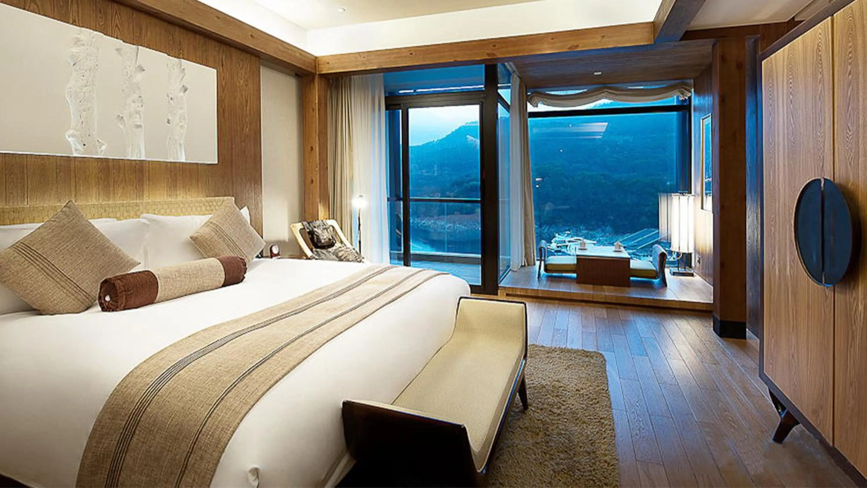 Photo of the whole room, Bed in InterContinental One Thousand Island Lake Resort, an IHG Hotel