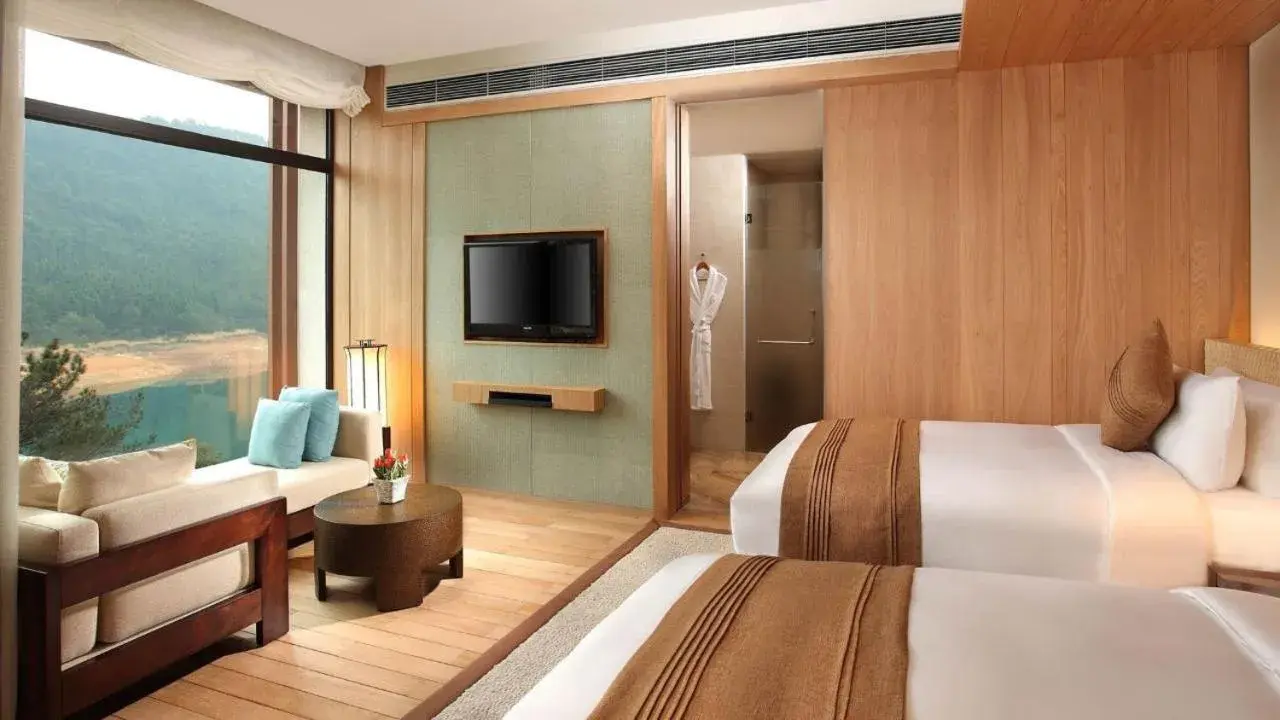 Classic Twin Room with Forest Lake View in InterContinental One Thousand Island Lake Resort, an IHG Hotel Classic Twin Room with Forest Lake View in InterContinental One Thousand Island Lake Resort, an IHG Hotel