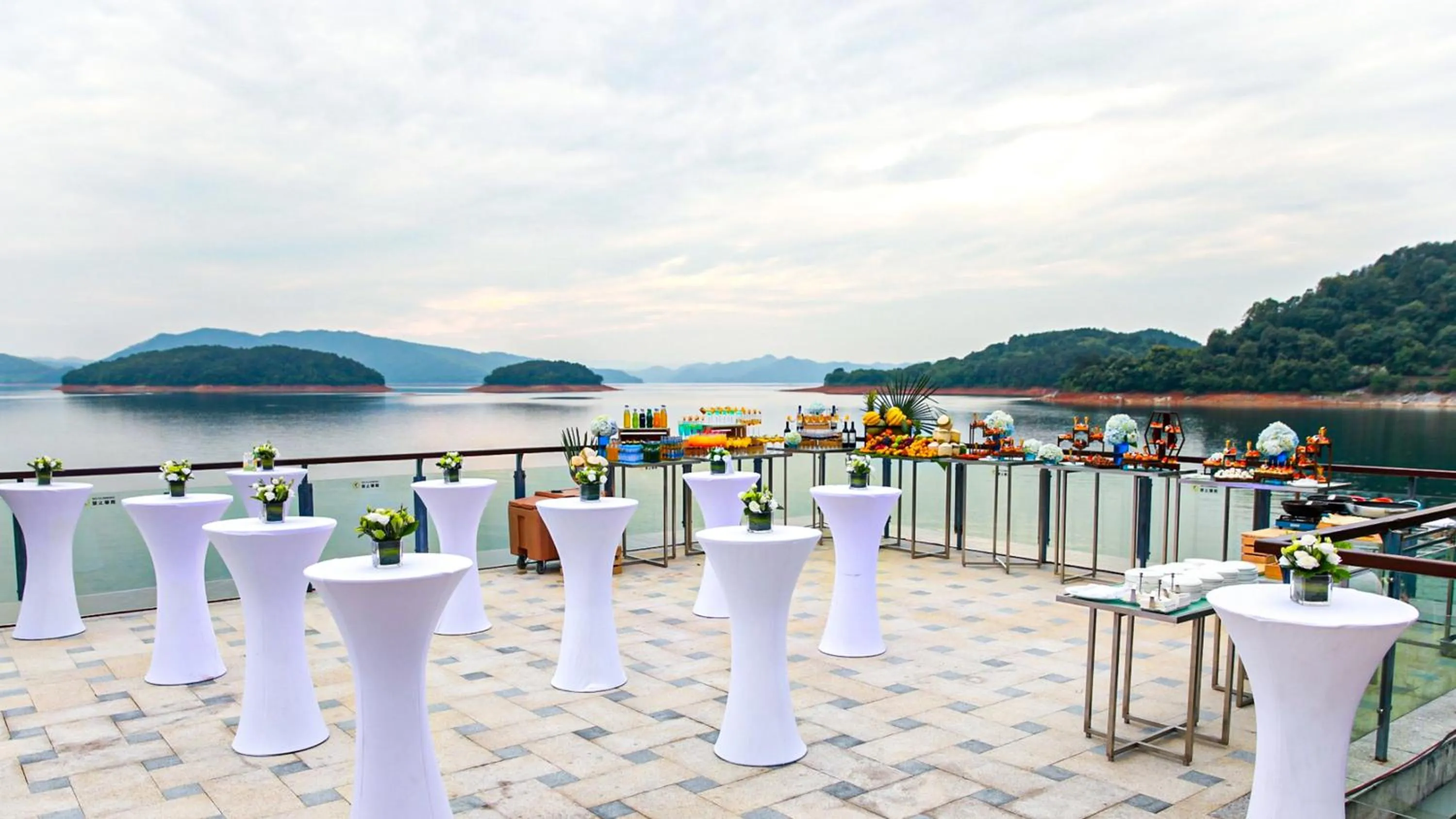 Meeting/conference room in InterContinental One Thousand Island Lake Resort, an IHG Hotel
