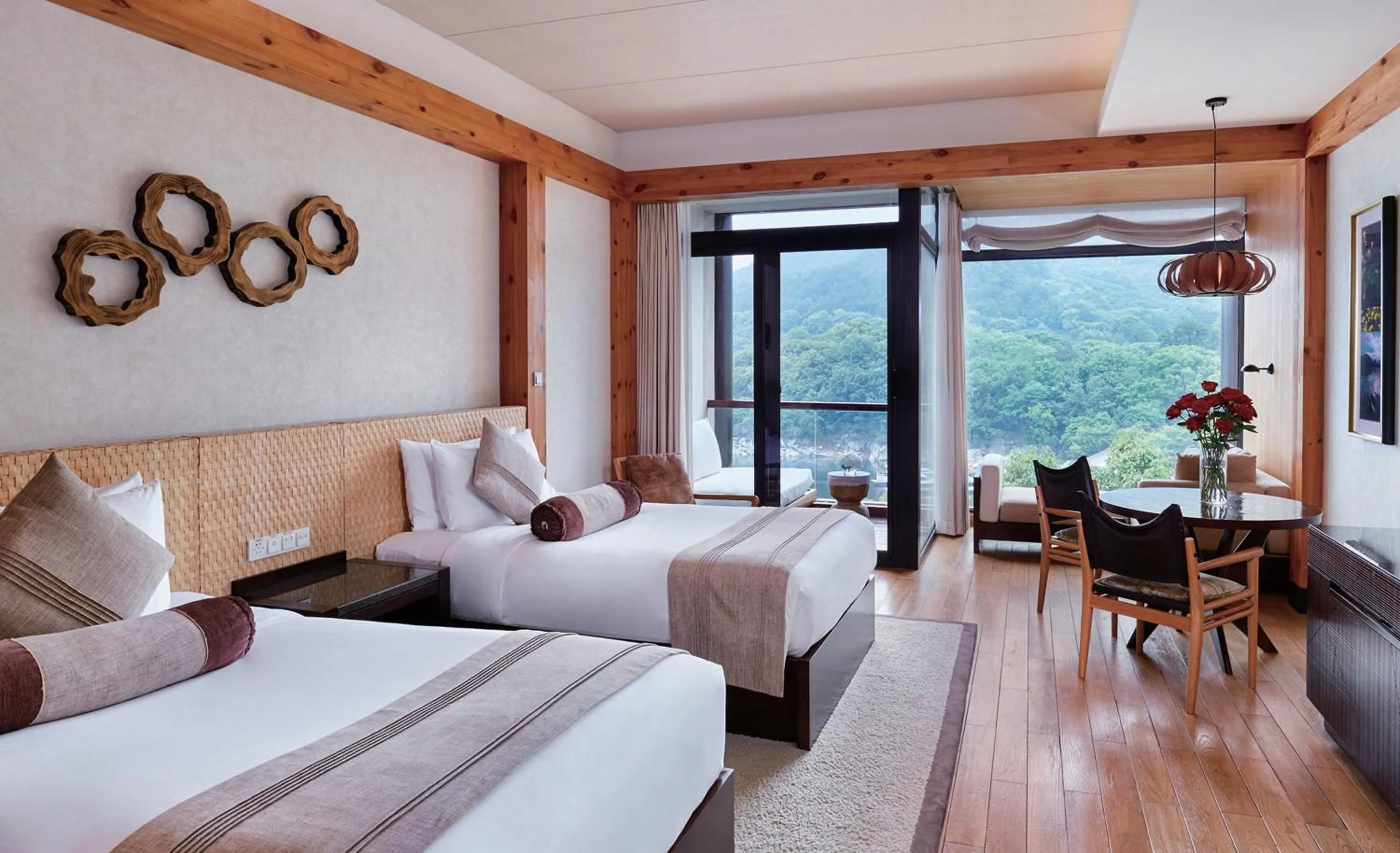 Photo of the whole room, Bed in InterContinental One Thousand Island Lake Resort, an IHG Hotel