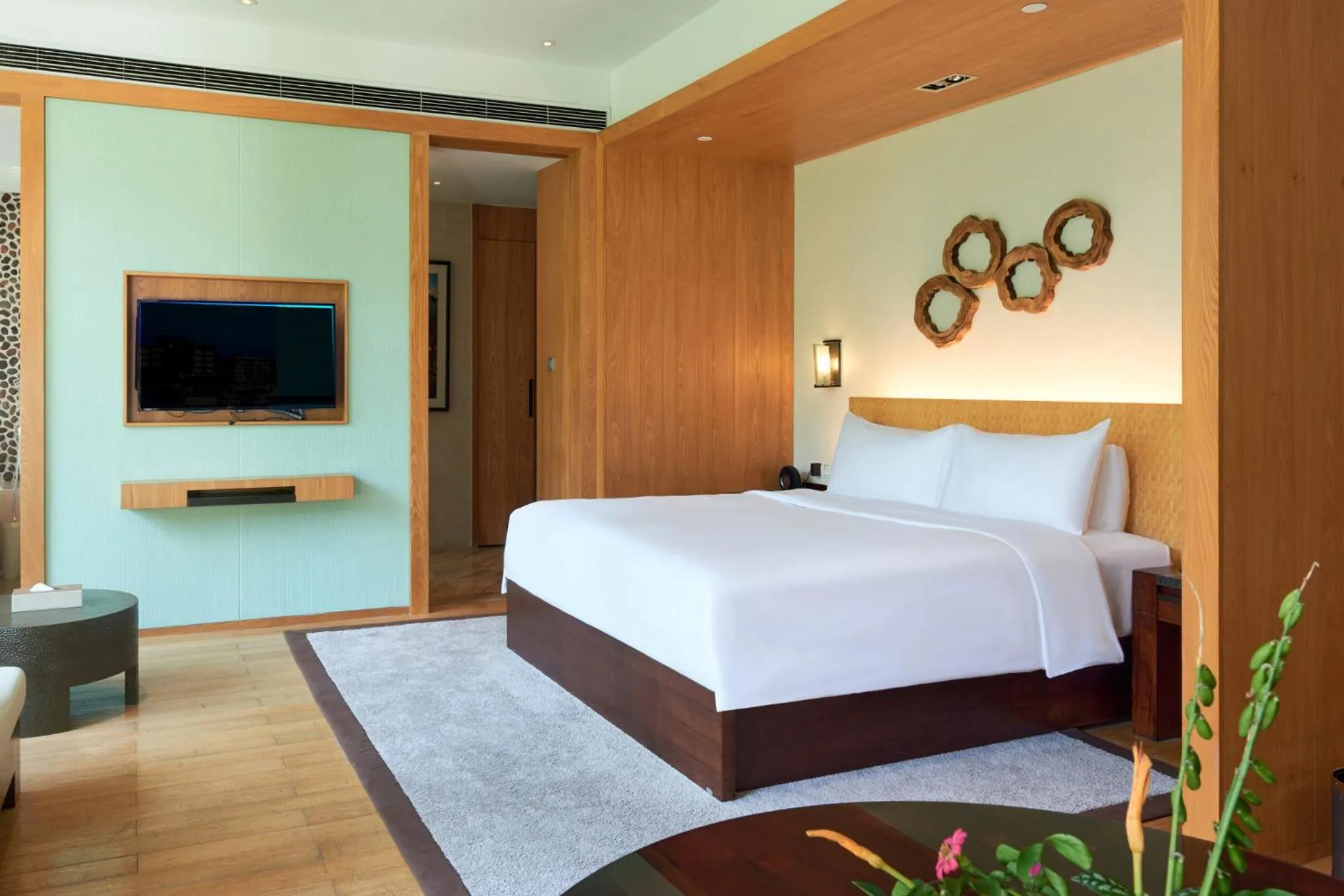 Photo of the whole room, Bed in InterContinental One Thousand Island Lake Resort, an IHG Hotel